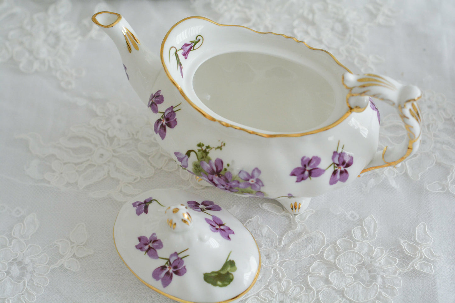 英国ヴィンテージ、ハマースレイの人気シリーズヴィクトリアンバイオレットシリーズの貴重なティーポット。Rose Antiquesはコールポートをはじめ、英国アンティーク磁器を中心にご紹介しています。