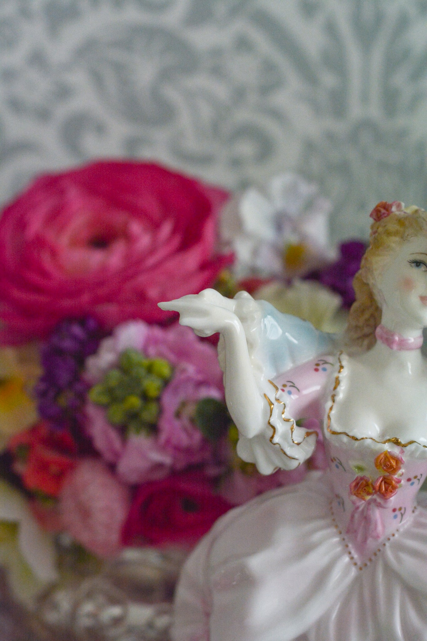 ロイヤルウースターの「AGE  OF CORTSHIP」シリーズの「The Flirtation」というフィギュリンです。「The Flirtation」「The Tryst」「The Betrothal」「The Proposal」があり、シリーズ名の通り、男女ペアのフィギュリンで構成されています。 寄り添ってダンスしているようにも見えます。 そしてパステルカラーの衣装の雰囲気やお顔の表情も柔らかく、初々しい様子も伝わってきます。2500体しか製造されていない大変貴重なフィギュリンです。