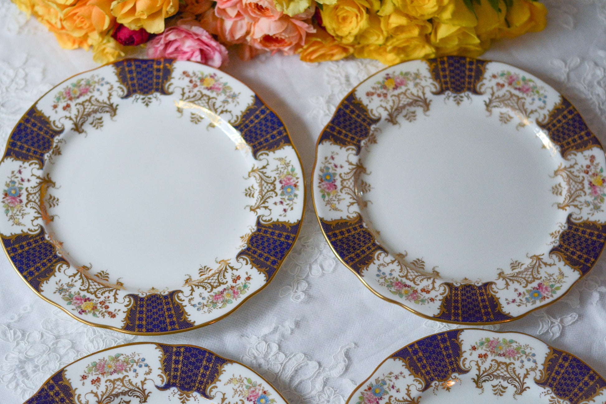 ウェッジウッドの華やかなアンティークプレート。Rose Antiquesはコールポートをはじめ英国のアンティーク食器をご紹介しています。