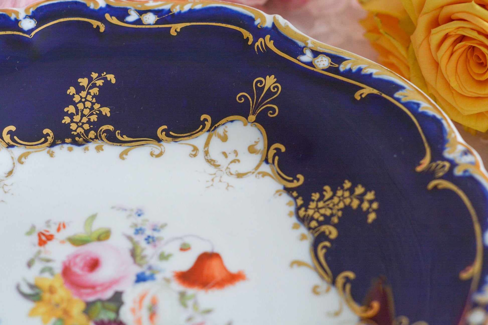 コバルトブルーカラーの美しいミントンのタッツァです。タッツァとはコンポートのような脚付きのプレートです。フルーツやお菓子を盛り付けるのにとても重宝するお品。美しいコバルトブルーカラーにハンドペイントのブーケがとても美しいです。あなたの大切なティータイムに是非お使いください