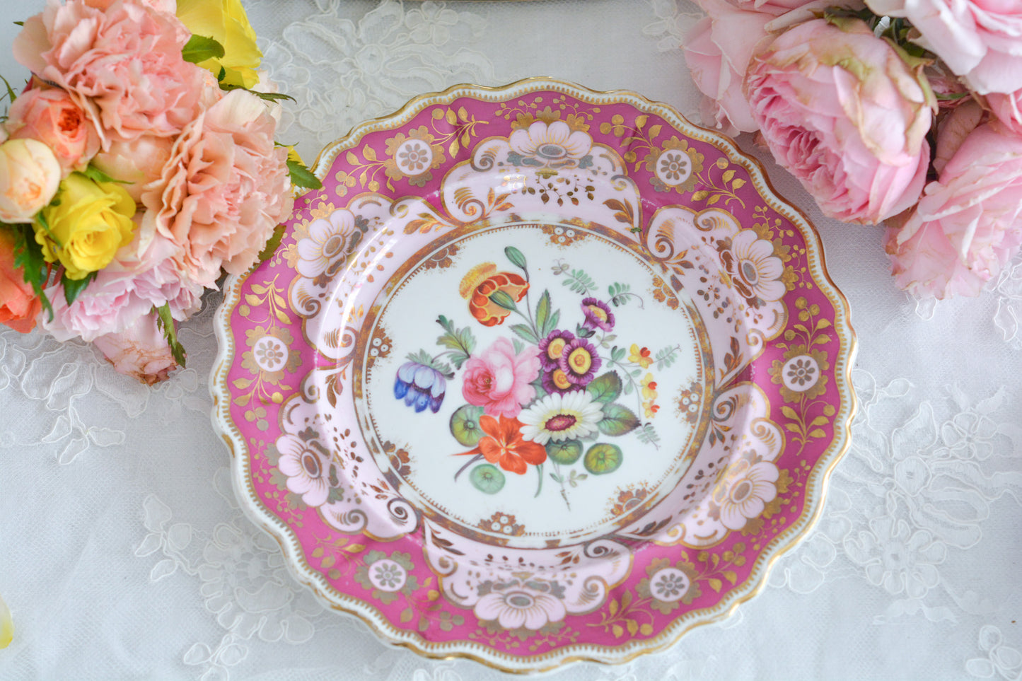 19世紀中頃に作られたピンクとマルーンカラーのプレート。手描きで大きな花束絵が大胆にとても美しく描かれています。色使いもデザインもアンティークならでは。どんなお菓子も乗せるだけで特別なお菓子に!とっても華やかなこちらのプレート、ティータイムに、日々のお茶の時間にぜひお使いくださいね。