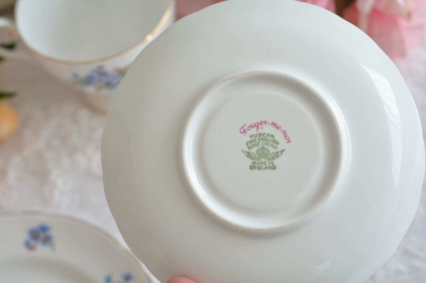 タスカンの勿忘草が大変可愛らしいティートリオです。勿忘草がモチーフのヴィンテージ食器は色々なメーカーで作られています。このタスカンのトリオの勿忘草はとても優しい雰囲気。勿忘草の花言葉は「私を忘れないで」、「誠の愛」、「真実の友情」。春を知らせる花とも言われていて、今の季節にぴったりなティートリオです。