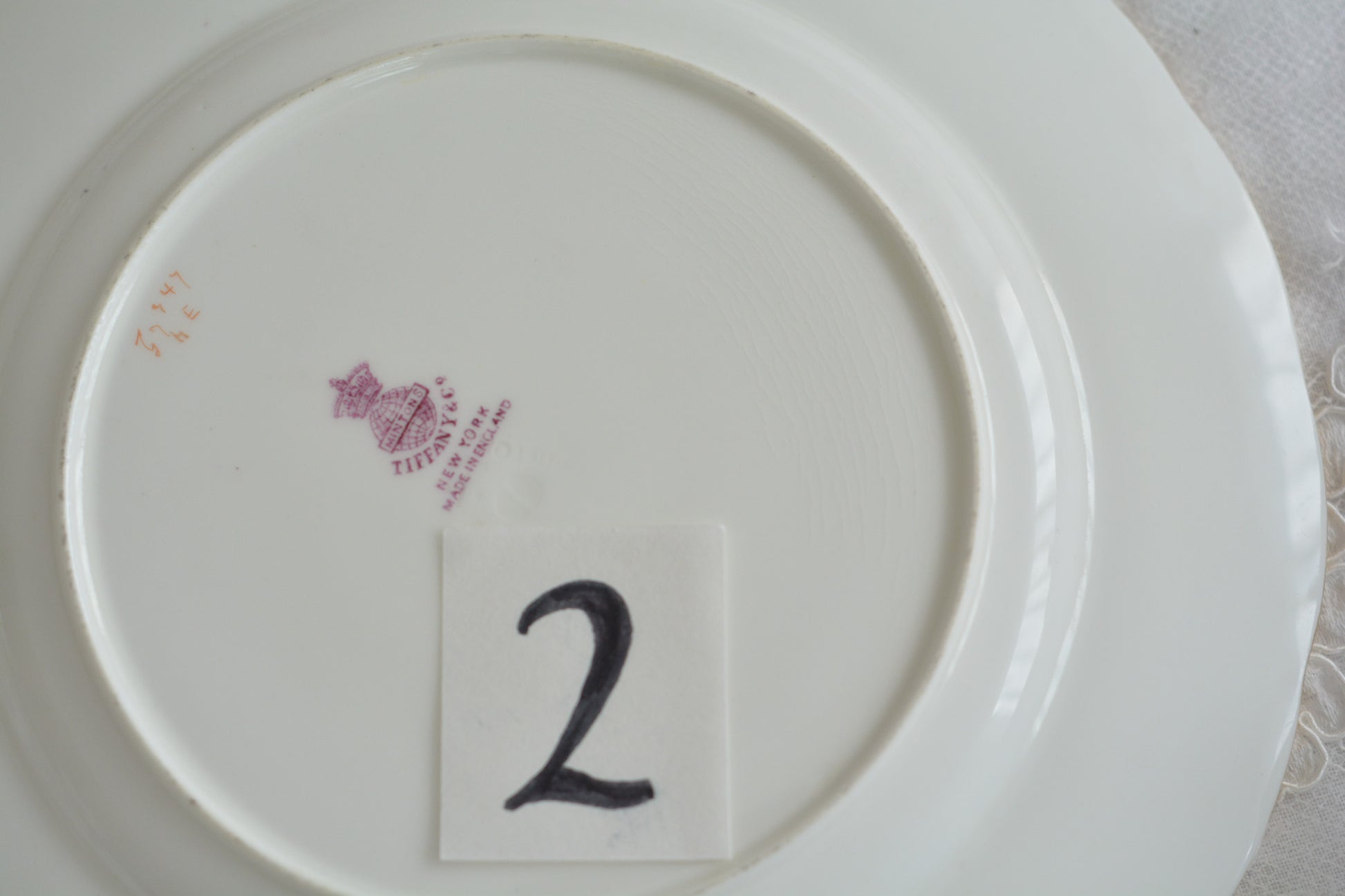 ティファニー特注の洗練された美しさとエナメルジュールの高度な技法で描かれた立体的なドット模様が素晴らしい、ミントンのデザートプレートです。ティファーニーらしい上品なプレートですね。ミントンブルーのプレートでデザートタイムをお楽しみください。こちらはどのプレートにも貫入が見られます。そのためお買い得価格になっています。