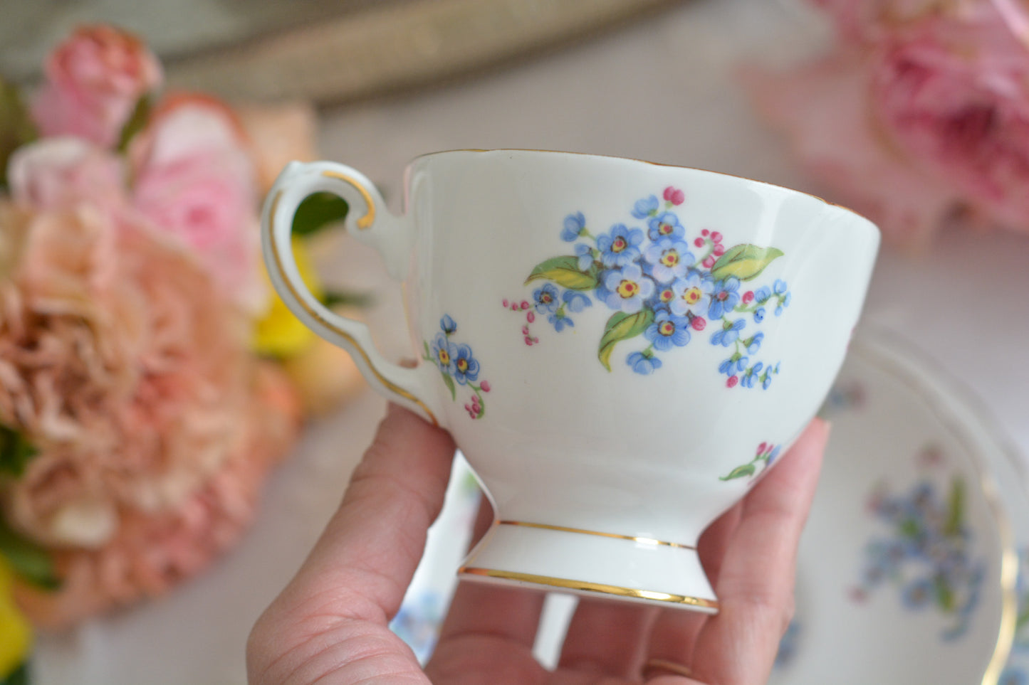 タスカンの勿忘草が大変可愛らしいティートリオです。勿忘草がモチーフのヴィンテージ食器は色々なメーカーで作られています。このタスカンのトリオの勿忘草はとても優しい雰囲気。勿忘草の花言葉は「私を忘れないで」、「誠の愛」、「真実の友情」。春を知らせる花とも言われていて、今の季節にぴったりなティートリオです。