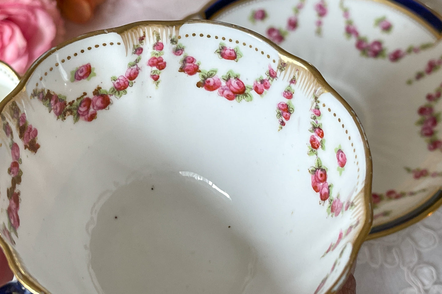 クレッセントのティーセット。薔薇のガーランドが大変可愛らしいお品です。Rose Antiquesはコールポートをはじめ英国のアンティーク食器をご紹介しています。