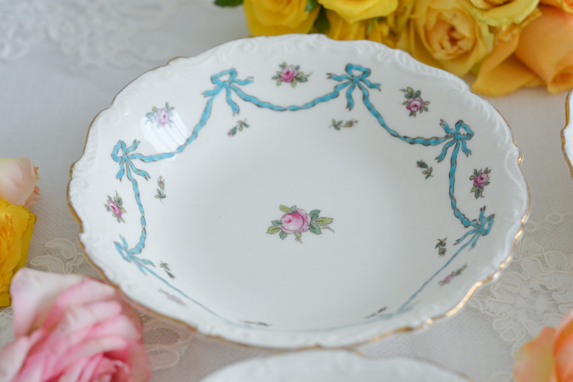 コールポートのリボンと薔薇の模様が可愛らしいボウルの4点セット。ハンドペイントで色つけされ、可愛らしく使いやすいボウルです。