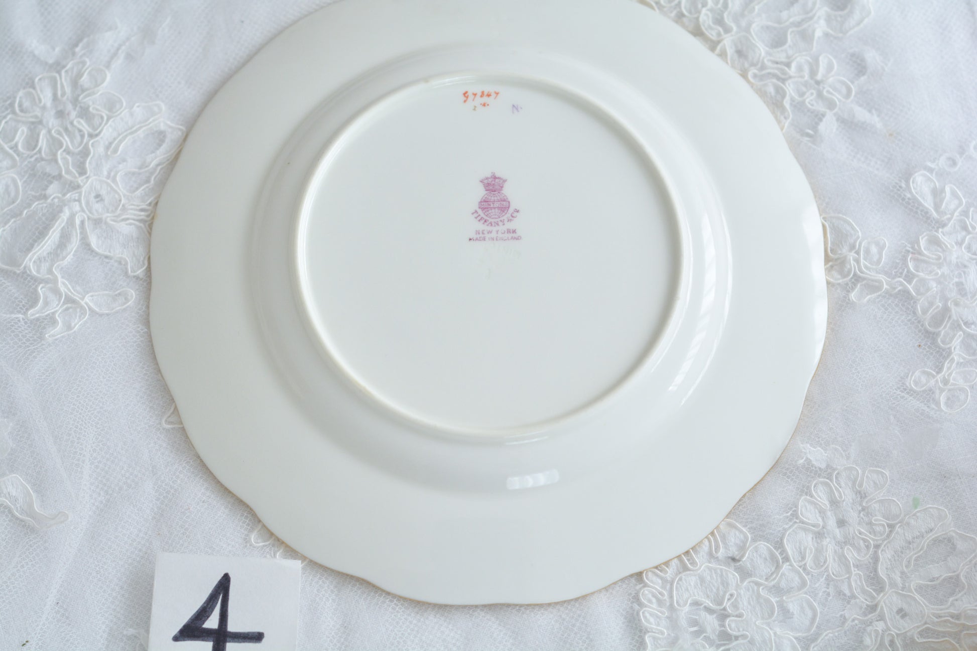 ティファニー特注の洗練された美しさとエナメルジュールの高度な技法で描かれた立体的なドット模様が素晴らしい、ミントンのデザートプレートです。ティファーニーらしい上品なプレートですね。ミントンブルーのプレートでデザートタイムをお楽しみください。こちらはどのプレートにも貫入が見られます。そのためお買い得価格になっています。