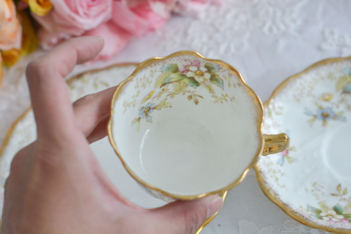 Redfern&Drakefordのティートリオ。春を待ち侘びる季節に、一人のお茶の時間をゆったりと豊かにしてくれるような優しい雰囲気のお品です。シャビーシックがお好きなあなたへ。