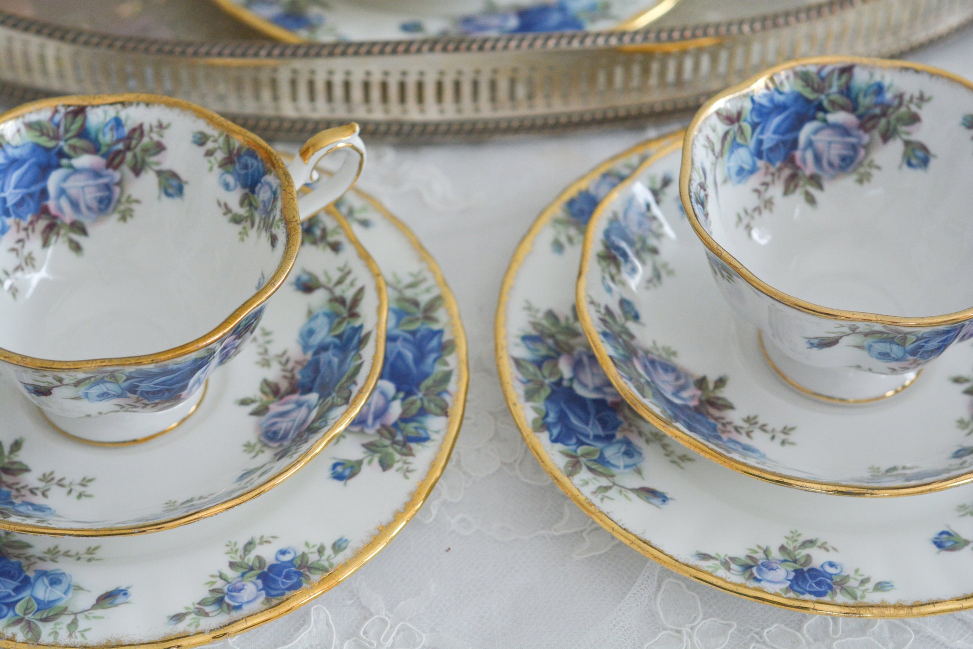 ブルーのバラが美しい、ロイヤルアルバートのムーンライトシリーズのティートリオです。オールドカントリーローズのブルーバージョンで、世界的に人気のあるシリーズです。英国湖水地方の庭園をイメージしたと言われる、美しい色合いがとても美しくティータイムを彩ります。こちらは全部で3点ございます。