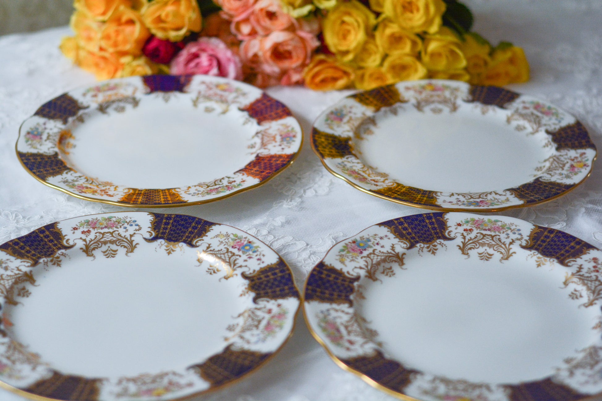 ウェッジウッドの華やかなアンティークプレート。Rose Antiquesはコールポートをはじめ英国のアンティーク食器をご紹介しています。