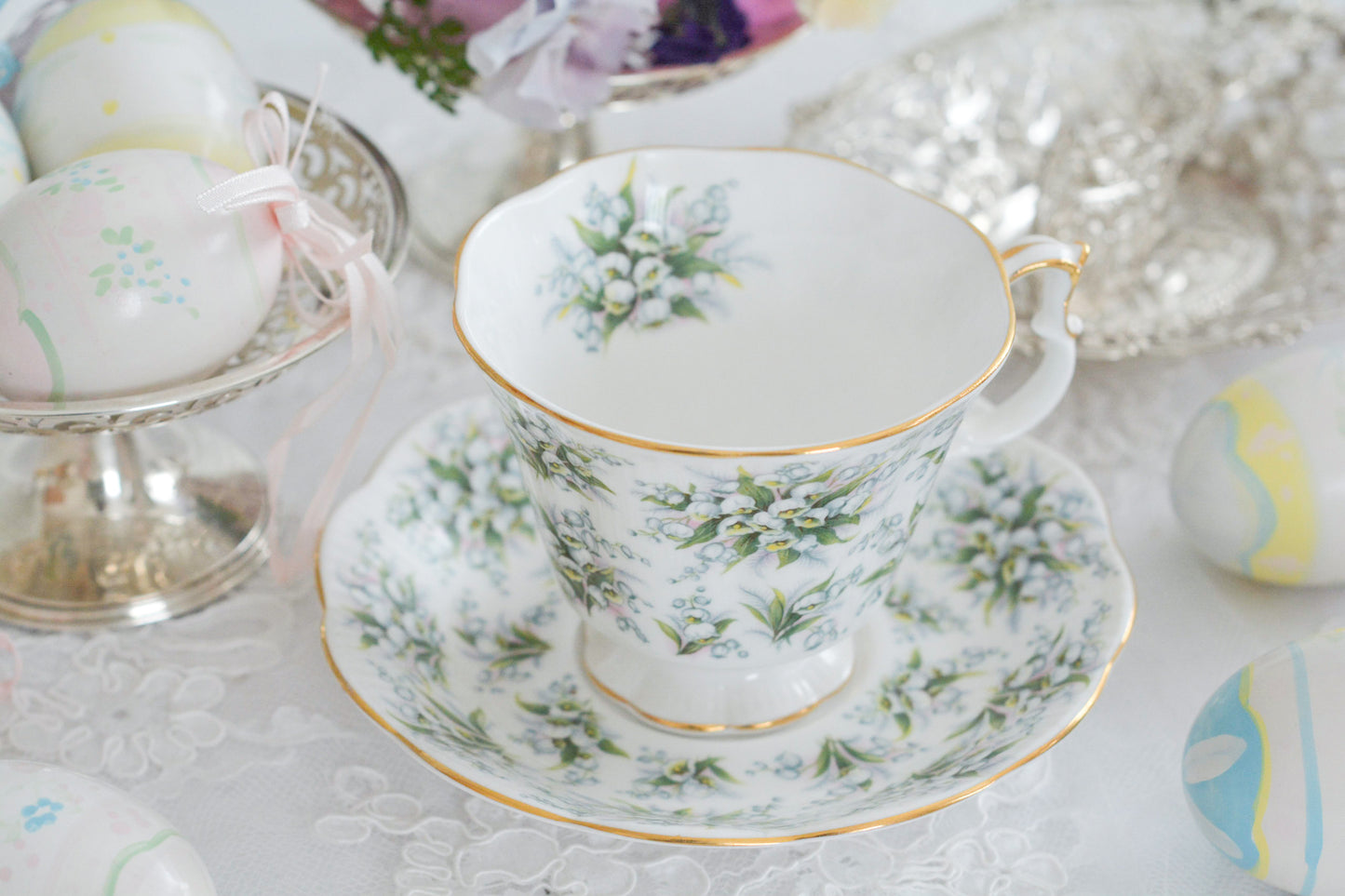 ロイヤルアルバートのネルグウィンシリーズ。ネル・グウィンはイングランド王チャールズ2世の寵姫です。このシリーズはロンドンの地域名やストリート名がつけられています。このランベスは全面にスズランの美しい絵柄が印象的。ネルグウィンシリーズの中でも入手困難なお品です。人気のすずらん柄のカップがティータイムを彩ります。