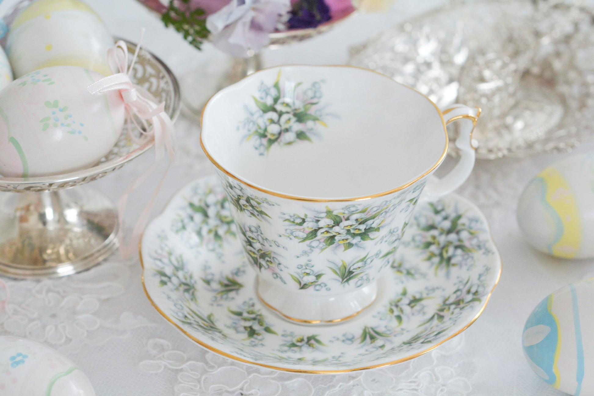 ロイヤルアルバートのネルグウィンシリーズ。ネル・グウィンはイングランド王チャールズ2世の寵姫です。このシリーズはロンドンの地域名やストリート名がつけられています。このランベスは全面にスズランの美しい絵柄が印象的。ネルグウィンシリーズの中でも入手困難なお品です。人気のすずらん柄のカップがティータイムを彩ります。