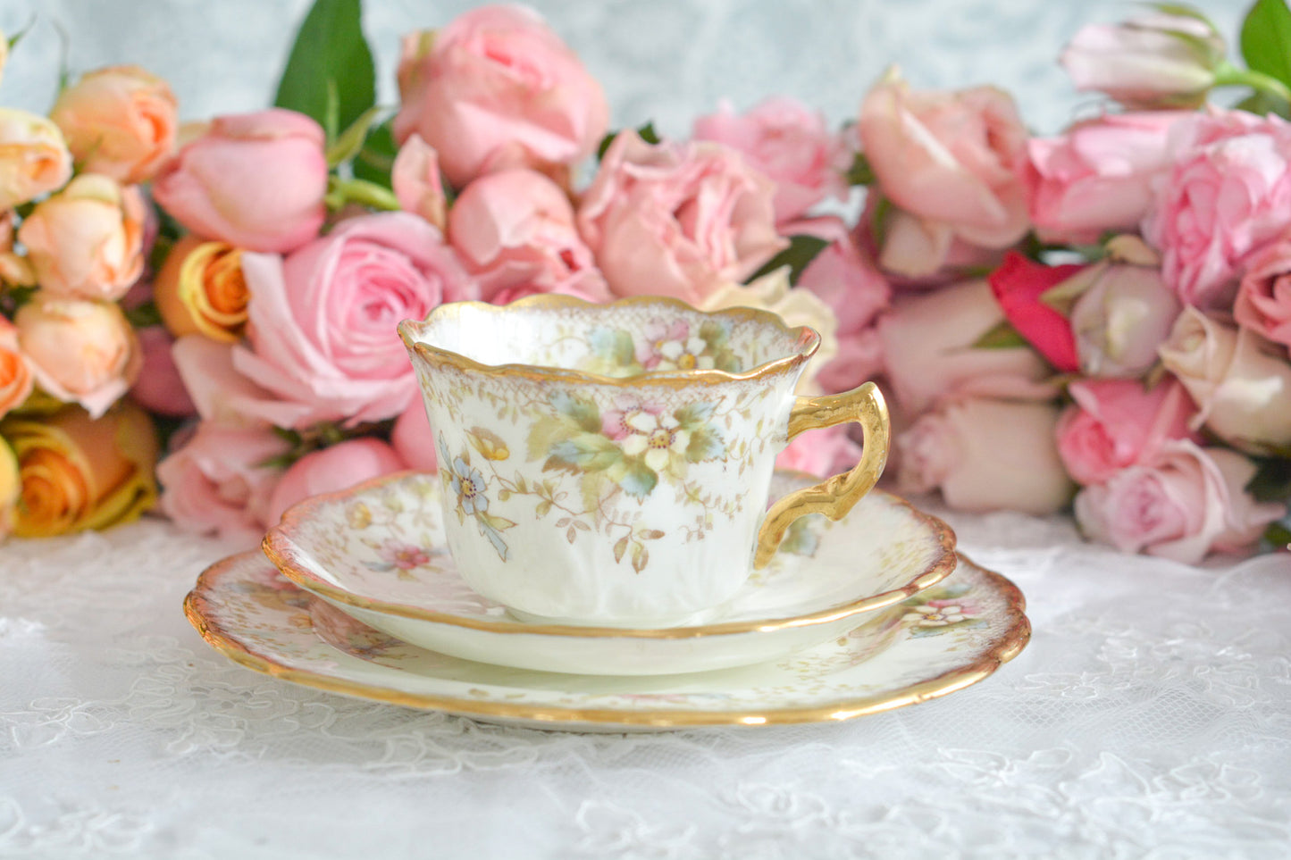 Redfern&Drakefordのティートリオ。春を待ち侘びる季節に、一人のお茶の時間をゆったりと豊かにしてくれるような優しい雰囲気のお品です。シャビーシックがお好きなあなたへ。