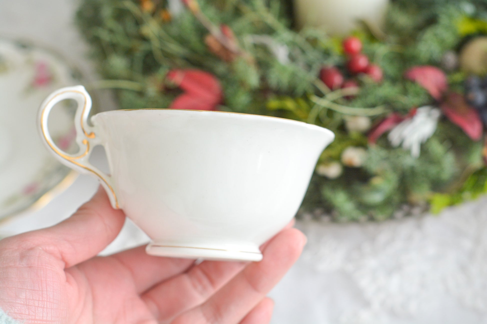 エインズレイの可愛らしいティートリオがやってきました。小さなバラに可愛らしい模様のティートリオです。クリスマスにもぴったりな雰囲気でクリスマスのテーブルコーディネートを盛り上げてくれます。エインズレイは1775年創業で今もたくさんの人々に愛される陶磁器メーカーです