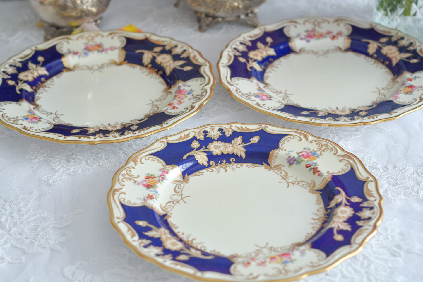 コープランドの美しいプレートがやってきました!コバルトブルーとベージュカラーにハンドペイントで美しい花々が描かれています。プレートの深さがあるタイプでサービングプレートとしてもお使いいただきやすいかと思います。貫入は見られますが、金彩のスレはほとんどないプレート達です。蚤の市の特別セットです!貫入のない素晴らしい状態の同じプレートは新着コーナーに掲載中です。