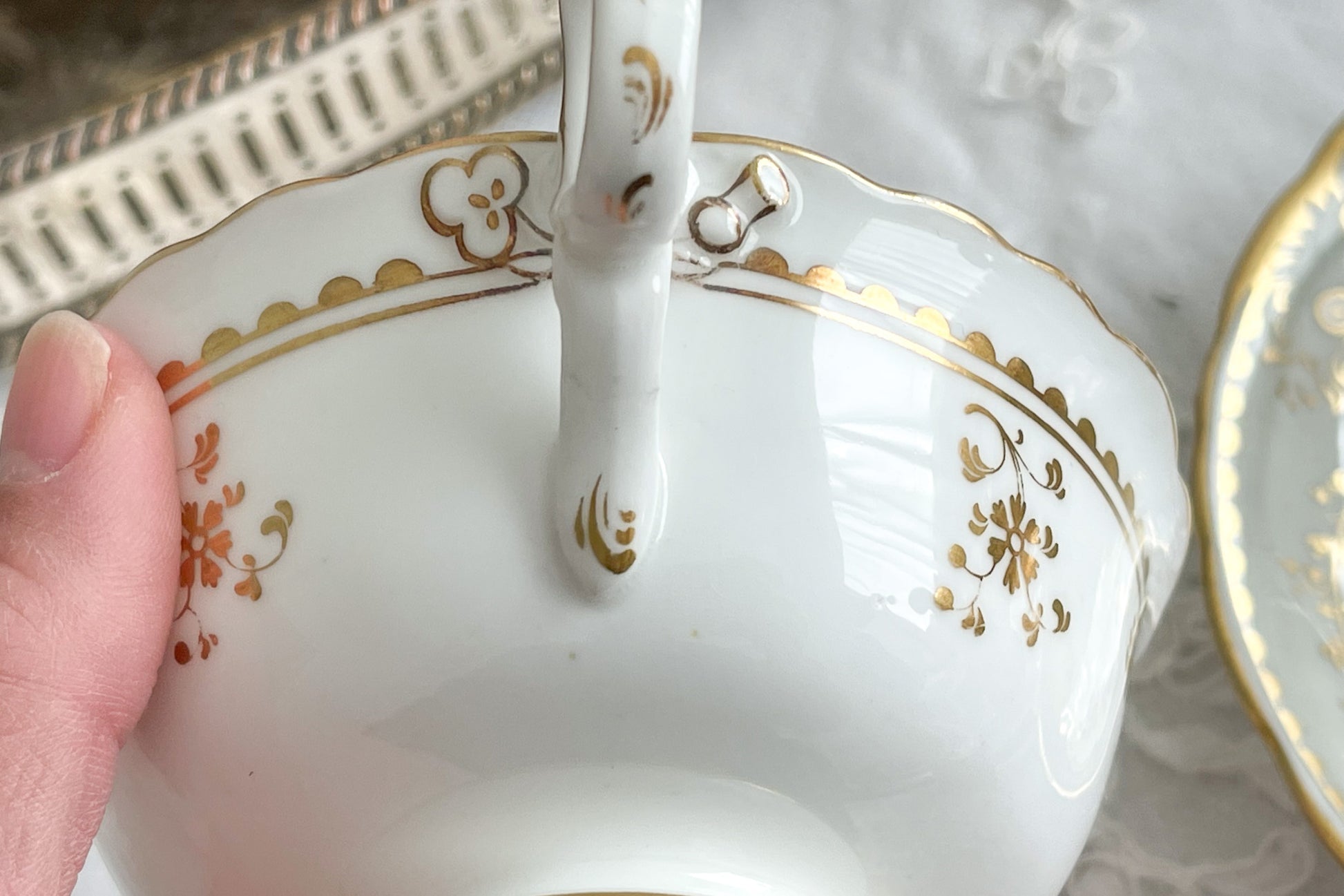 J.Green&Sonsという小売店の優雅なカップです。J.Green&Sonsは1934年から1842年に聖ポール大聖堂近くに店を構えていました。大きなお店だったようです。メーカーのバックスタンプはありません。小売店の希望でメーカーのバックスタンプを入れなかったと推察しています。優しい色合いに優美なシェイプ。ハンドルもとても可愛らしいです。ロココリバイバルのカップで優雅なティータイムをお過ごしください。