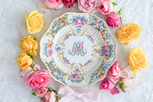 花文字でマリーアントワネットの頭文字MとAが描かれた美しいプレートです。透かし模様のお花や金彩もハンドペイントで丁寧に描かれています。豪華な雰囲気がマリーアントワネットの世界観にぴったりなお品です。バックスタンプはカールティーメのものではなく、お調べがつきませんでした。フランスセーブル窯のバックスタンプにも似ています。ただ、とても丁寧に作られていて、この企画展にふさわしい大変美しいお品です。