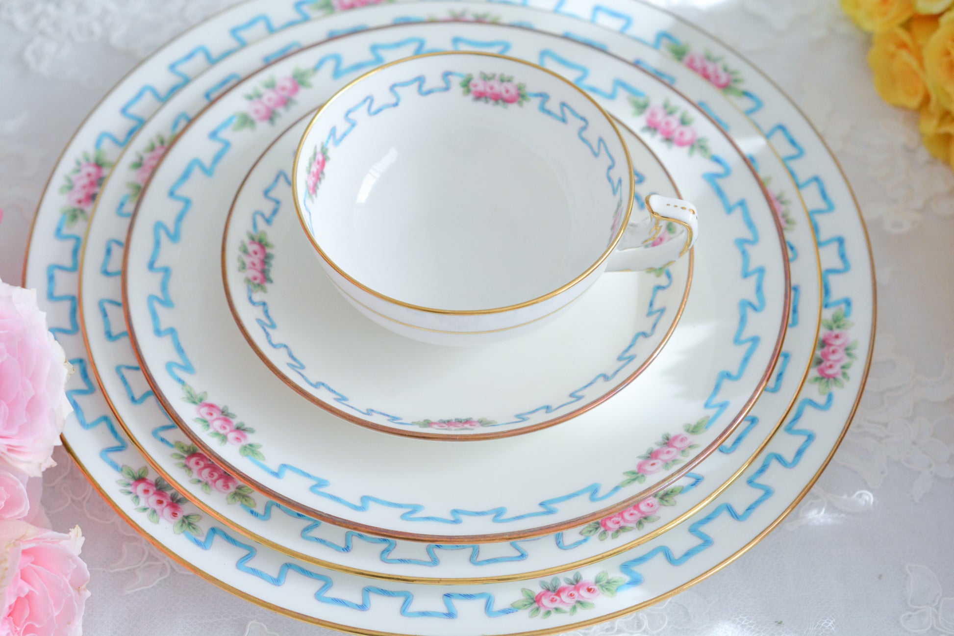 ミントンブルーのリボンに可憐な薔薇の模様が可愛らしいティーセット。カップ&ソーサー、サイドプレート、ランチョンプレート、ディナープレートのお得なセットで、どのシーンにも対応できるセットです。お茶やお食事などこのセットでお楽しみください。大きなプレートはサービングプレートとしても活躍します