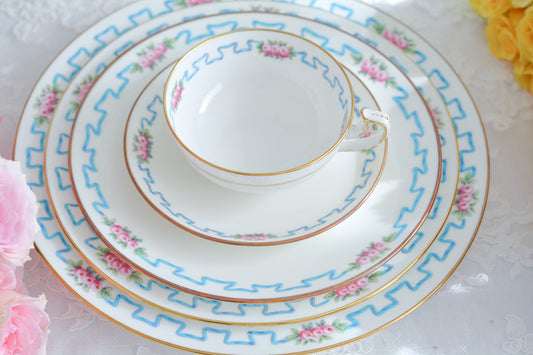 ミントンブルーのリボンに可憐な薔薇の模様が可愛らしいティーセット。カップ&ソーサー、サイドプレート、ランチョンプレート、ディナープレートのお得なセットで、どのシーンにも対応できるセットです。お茶やお食事などこのセットでお楽しみください。大きなプレートはサービングプレートとしても活躍します