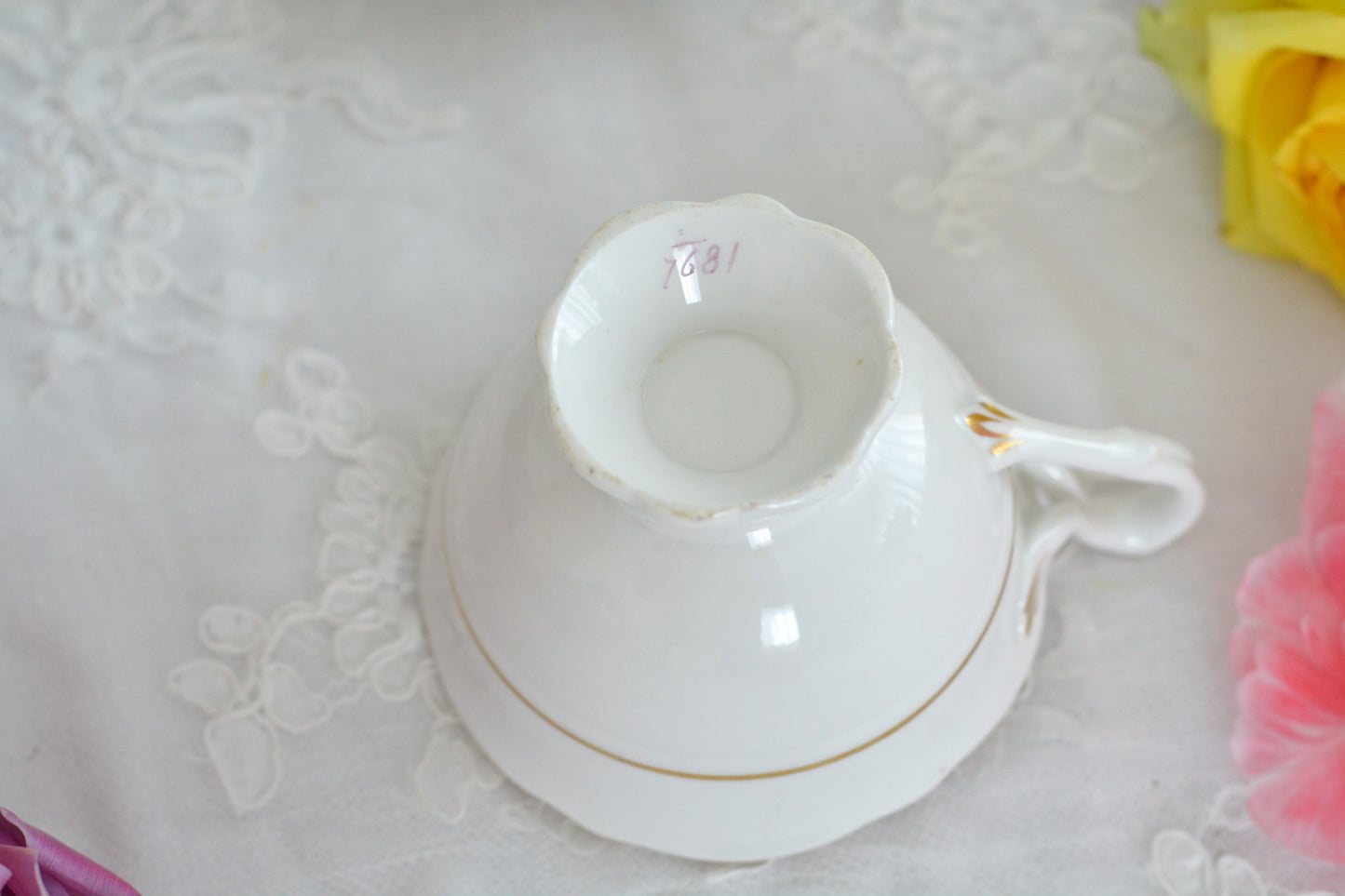 リッジウェイの優雅なトゥルートリオです。ハンドルがとても可愛らしく、ハンドペイントで描かれたお花達も生き生きと描かれています。トゥルートリオは、ティーカップ、コーヒーカップ、ソーサーのセットでヴィクトリア時代の初期頃まではトリオといえばこちらが主流でした。今ではとても貴重になっています。紅茶もコーヒーも楽しめるのがいいですね。