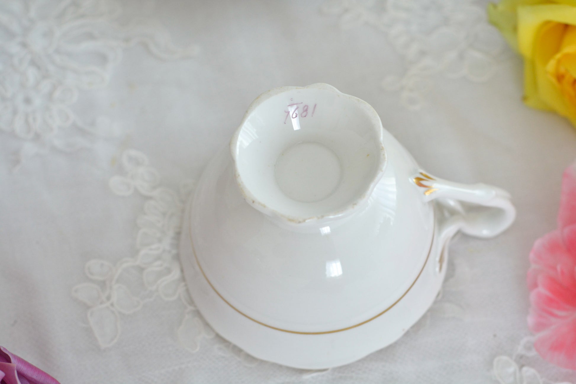 リッジウェイの優雅なトゥルートリオです。ハンドルがとても可愛らしく、ハンドペイントで描かれたお花達も生き生きと描かれています。トゥルートリオは、ティーカップ、コーヒーカップ、ソーサーのセットでヴィクトリア時代の初期頃まではトリオといえばこちらが主流でした。今ではとても貴重になっています。紅茶もコーヒーも楽しめるのがいいですね。