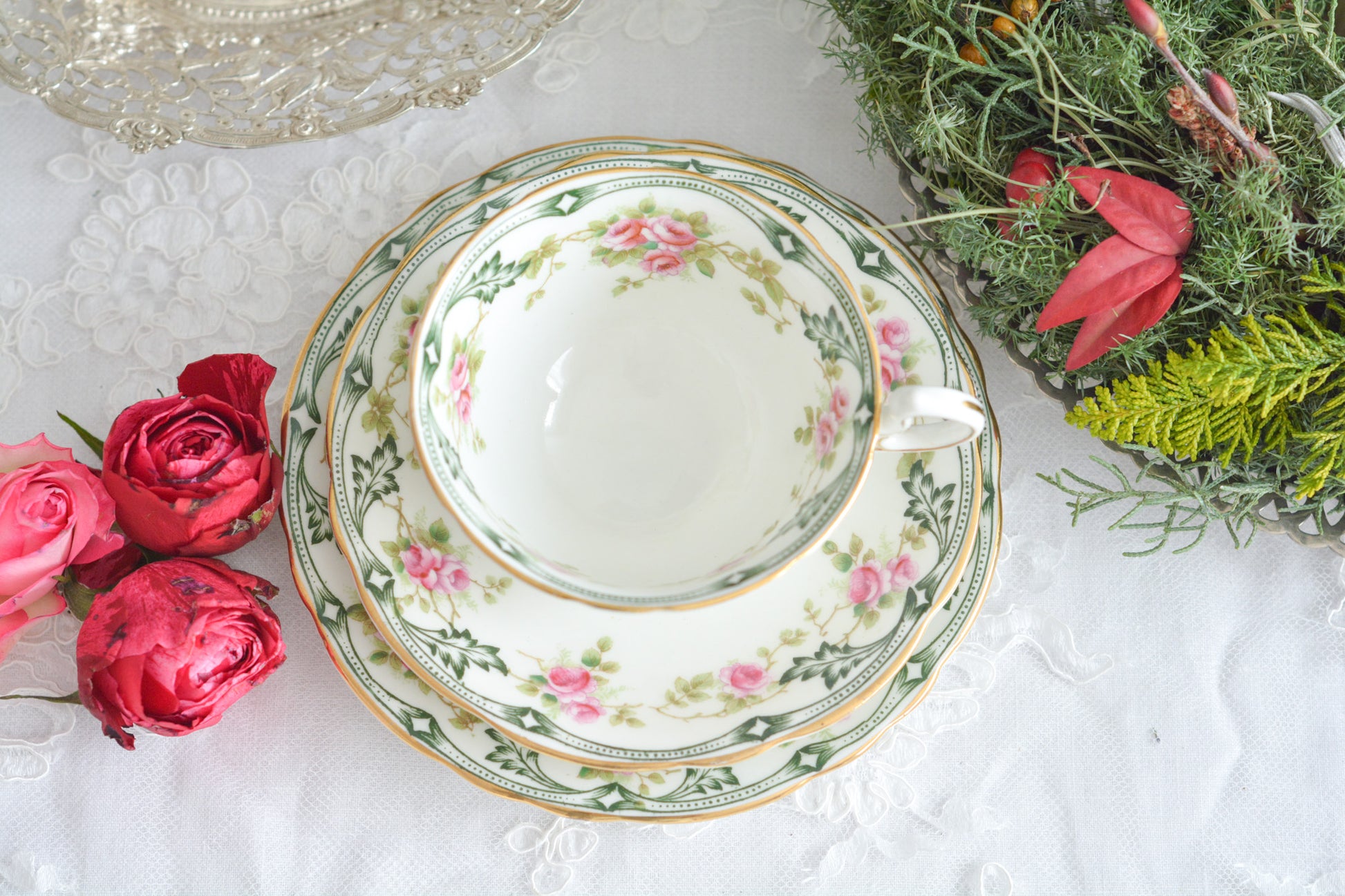 エインズレイの可愛らしいティートリオがやってきました。小さなバラに可愛らしい模様のティートリオです。クリスマスにもぴったりな雰囲気でクリスマスのテーブルコーディネートを盛り上げてくれます。エインズレイは1775年創業で今もたくさんの人々に愛される陶磁器メーカーです