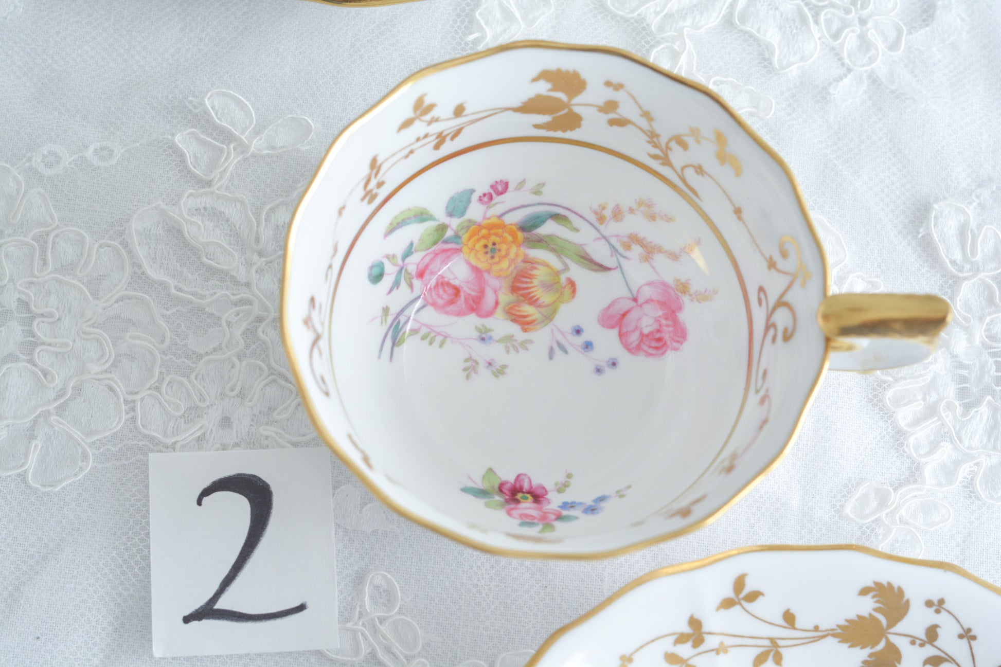 スポードの洗練されたデザインに、ハンドペイントで描かれた花々が大変美しいティートリオです。現代のテーブルにもマッチし、華やかにしてくれます。お花はハンドペイントで描かれているため一つ一つ違い、並べるとそれぞれのお花を見ることができてお話も盛り上がりそうです。