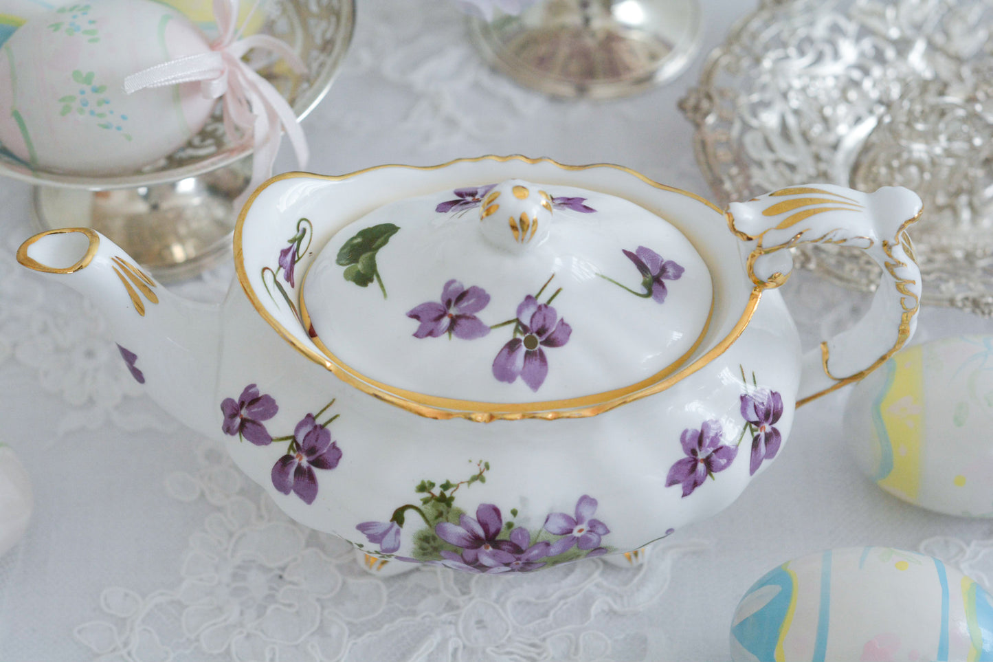 ハマースレイの人気シリーズ、ヴィクトリアンバイオレットシリーズのティーポットです。小さめのサイズで1〜2名のティータイムにぴったりなサイズです。可憐なすみれの模様と優雅なシェイプがとても美しく、おうちティータイムを華やかに盛り上げてくれます。こちらはオールドバックスタンプのお品で、貴重な1930年代頃の作品です。