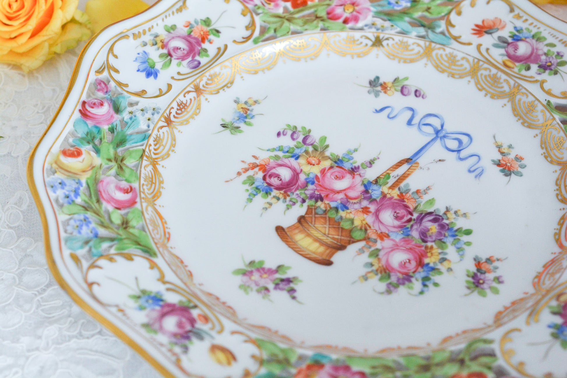 ブルーのリボンにお花いっぱいのバスケットが丁寧に描かれて、透かし模様の花々も大変美しいプレート。カール・ティーメのハンドペイント技術の素晴らしさが良くわかります。華やかで可憐なプレートでティータイムをお楽しみいただけましたらとても嬉しく思います。キャビネットに飾っておいてもお部屋が華やぎます。