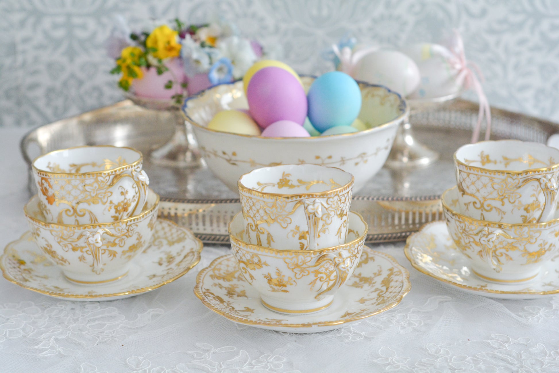 リッジウェイのFoliage Shapeのトゥルートリオ。ハンドル部分には葉っぱの模様がついていてとても可愛らしいシェイプです。白磁に金彩の模様がとても豪華でリッジウェイらしい作品です。トゥルートリオは、ティーカップ、コーヒーカップ、ソーサーのセットでヴィクトリア時代の初期頃まではトリオといえばこちらが主流でした。今ではとても貴重になっています。紅茶もコーヒーも楽しめるのがいいですね。