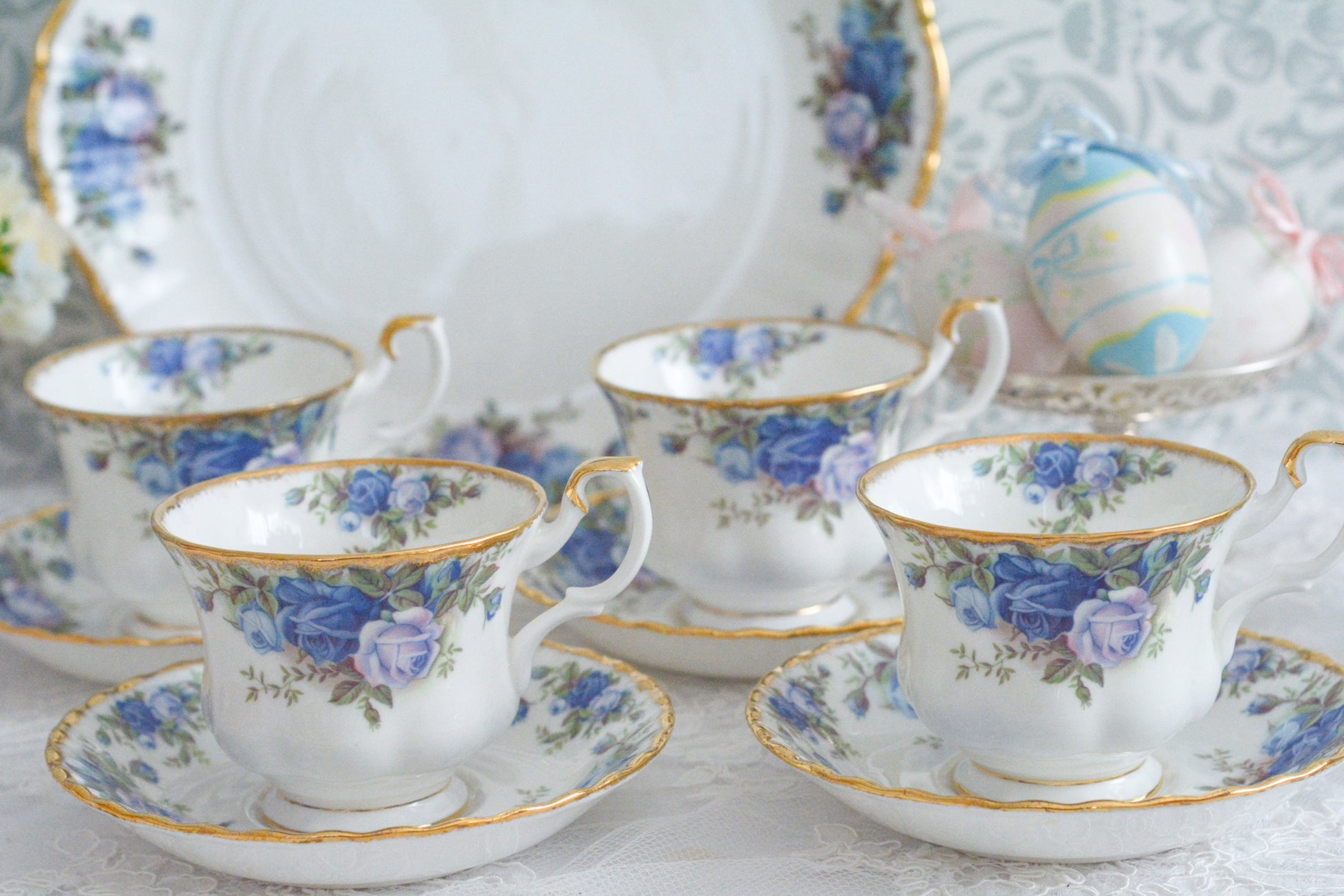 ブルーのバラが美しい、ロイヤルアルバートのムーンライトシリーズのデュオです。オールドカントリーローズのブルーバージョンで製造数が少なく、世界的に人気のあるシリーズです。爽やかな色合いがとても美しくティータイムを彩ります。