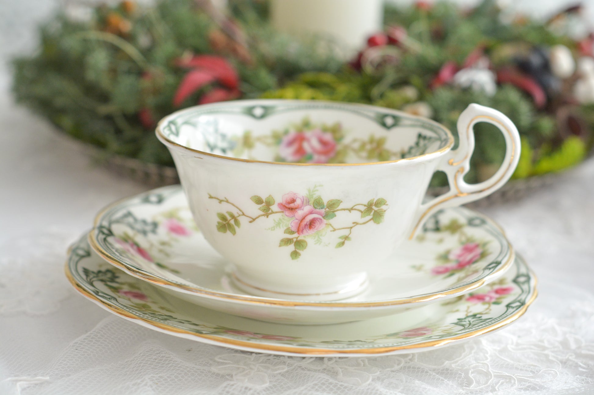 エインズレイの可愛らしいティートリオがやってきました。小さなバラに可愛らしい模様のティートリオです。クリスマスにもぴったりな雰囲気でクリスマスのテーブルコーディネートを盛り上げてくれます。エインズレイは1775年創業で今もたくさんの人々に愛される陶磁器メーカーです