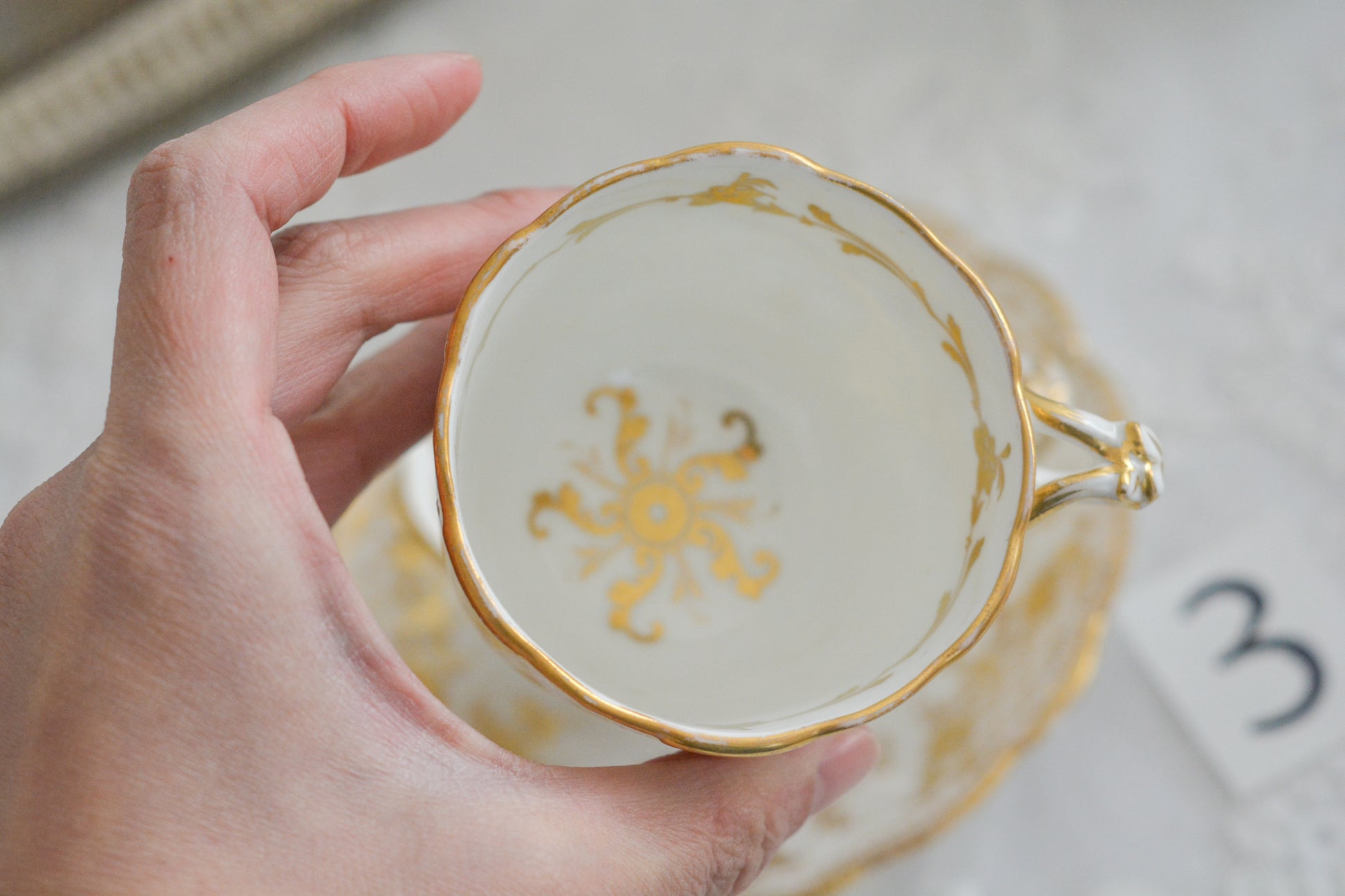 リッジウェイのFoliage Shapeのトゥルートリオ。ハンドル部分には葉っぱの模様がついていてとても可愛らしいシェイプです。白磁に金彩の模様がとても豪華でリッジウェイらしい作品です。トゥルートリオは、ティーカップ、コーヒーカップ、ソーサーのセットでヴィクトリア時代の初期頃まではトリオといえばこちらが主流でした。今ではとても貴重になっています。紅茶もコーヒーも楽しめるのがいいですね。