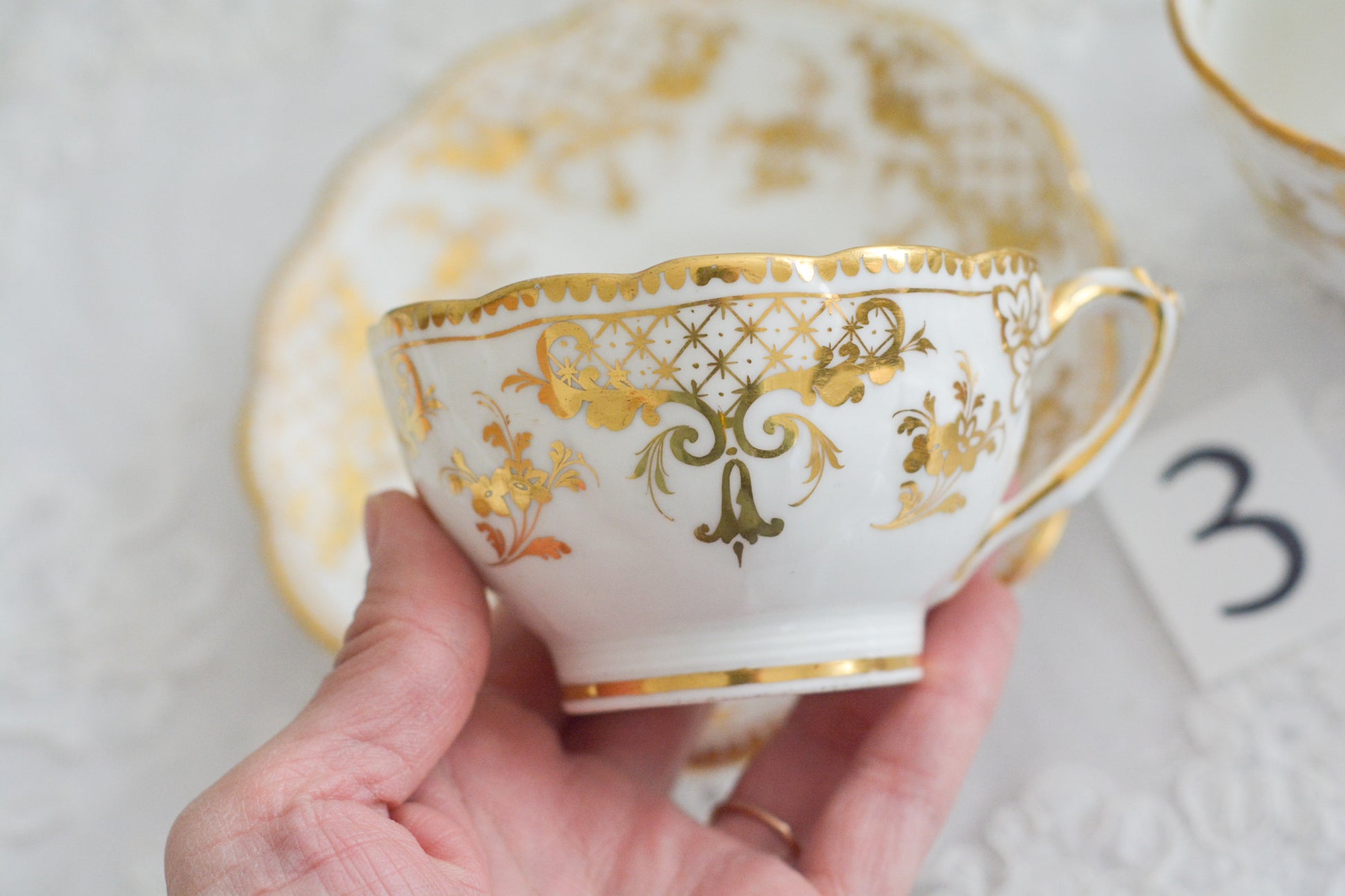 リッジウェイのFoliage Shapeのトゥルートリオ。ハンドル部分には葉っぱの模様がついていてとても可愛らしいシェイプです。白磁に金彩の模様がとても豪華でリッジウェイらしい作品です。トゥルートリオは、ティーカップ、コーヒーカップ、ソーサーのセットでヴィクトリア時代の初期頃まではトリオといえばこちらが主流でした。今ではとても貴重になっています。紅茶もコーヒーも楽しめるのがいいですね。