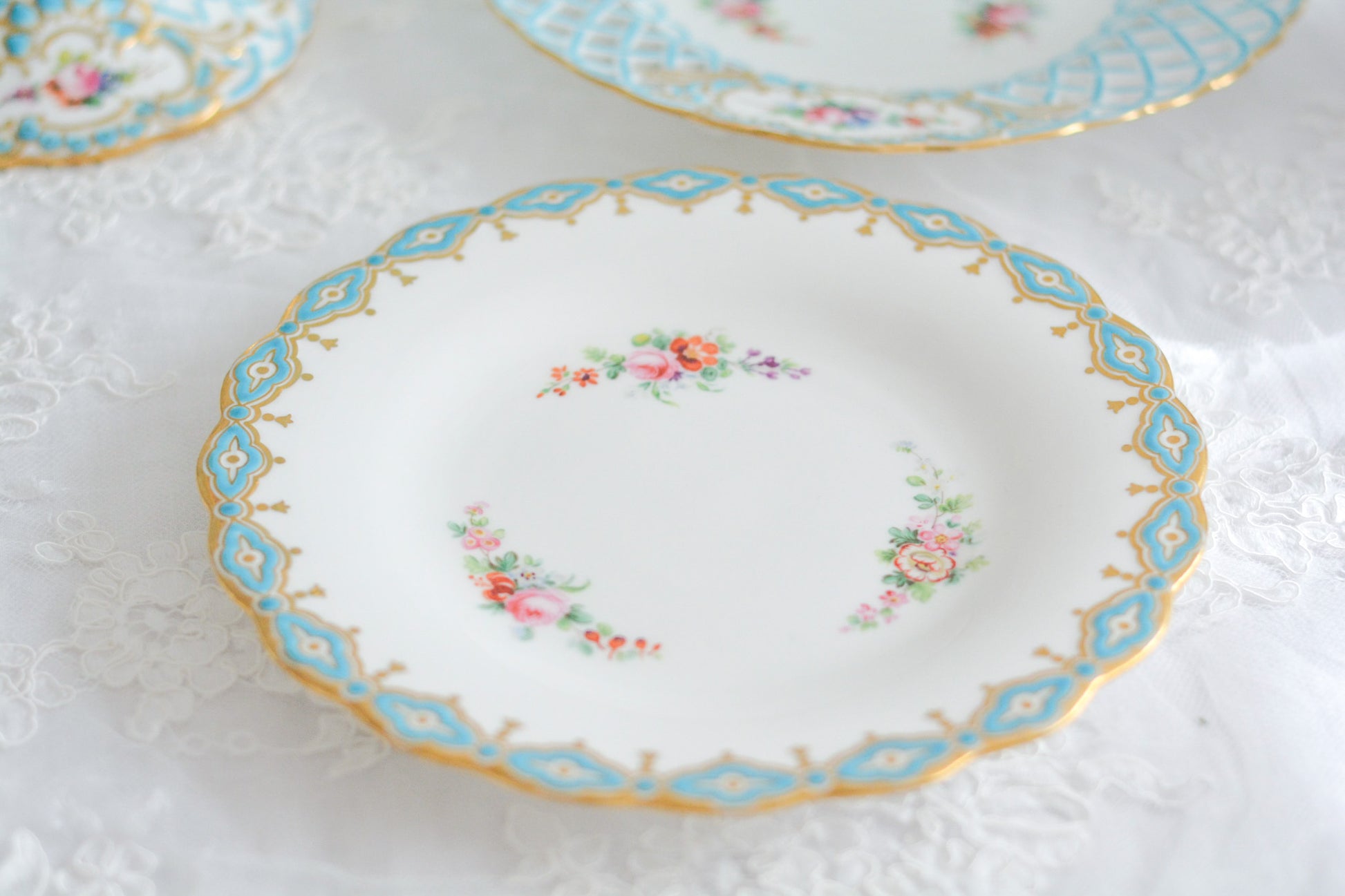 ミントンブルーが際立つ花々が美しいプレート。ハンドペイントで丁寧に描かれた花々が大変美しいです。縁に描かれたミントンブルーの模様がどんなものを盛り付けても引き立ててくれるデザインです