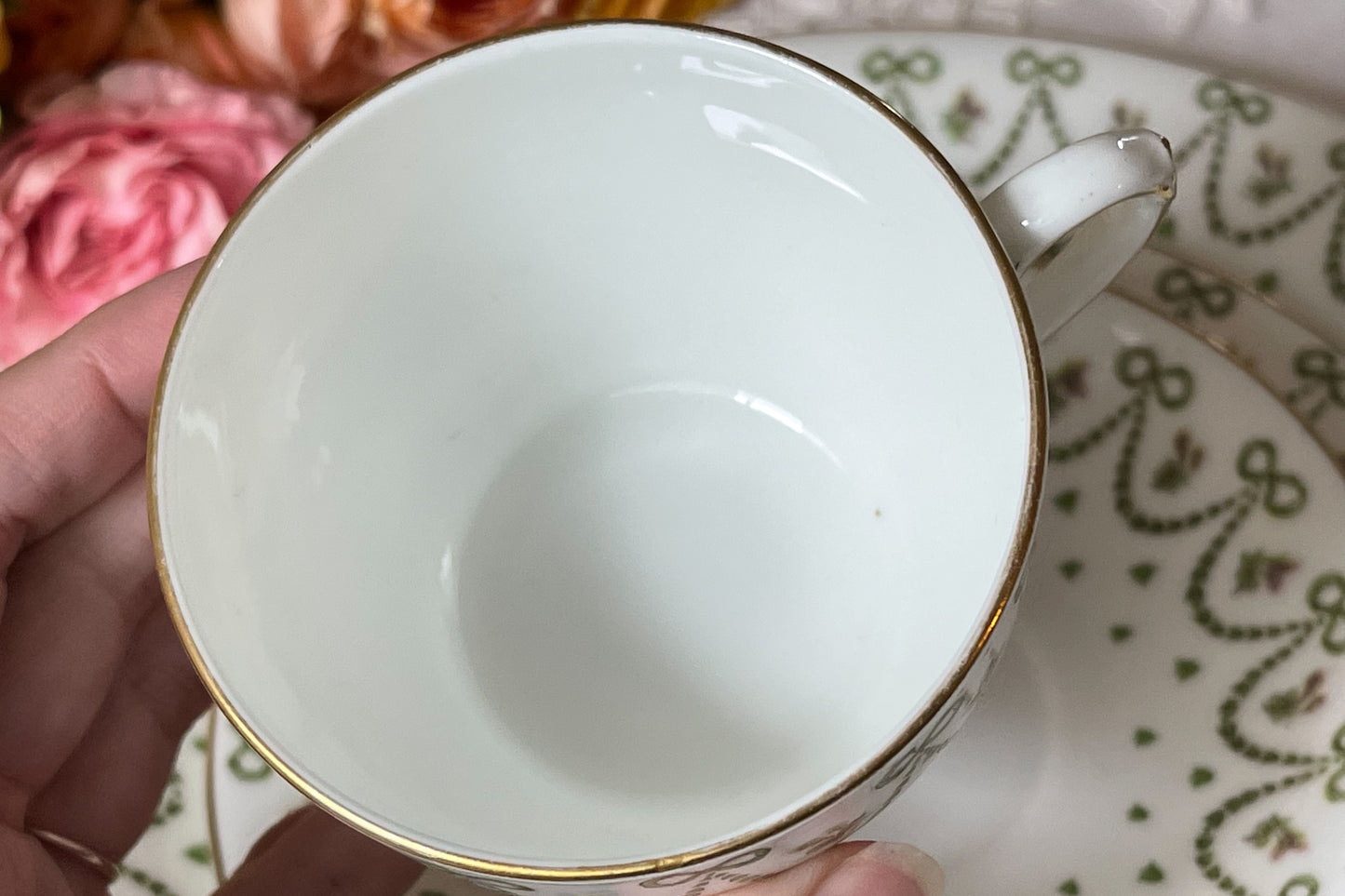 クレッセントのアンティークカップ4点セット。リボンのガーランドがとても可愛らしいお品です。Rose Antiquesはコールポートをはじめ英国アンティークをご紹介しています。