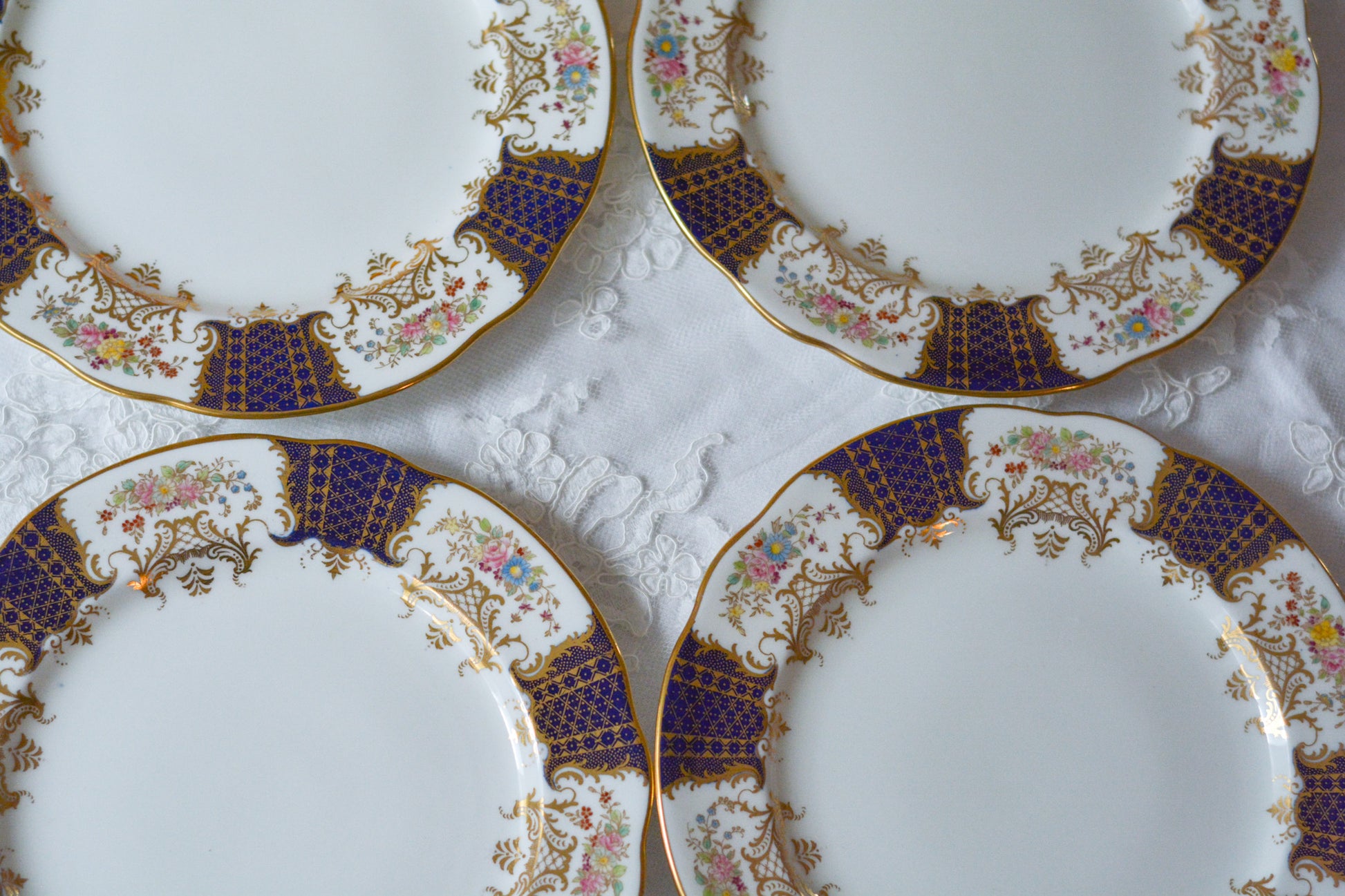 ウェッジウッドの華やかなアンティークプレート。Rose Antiquesはコールポートをはじめ英国のアンティーク食器をご紹介しています。