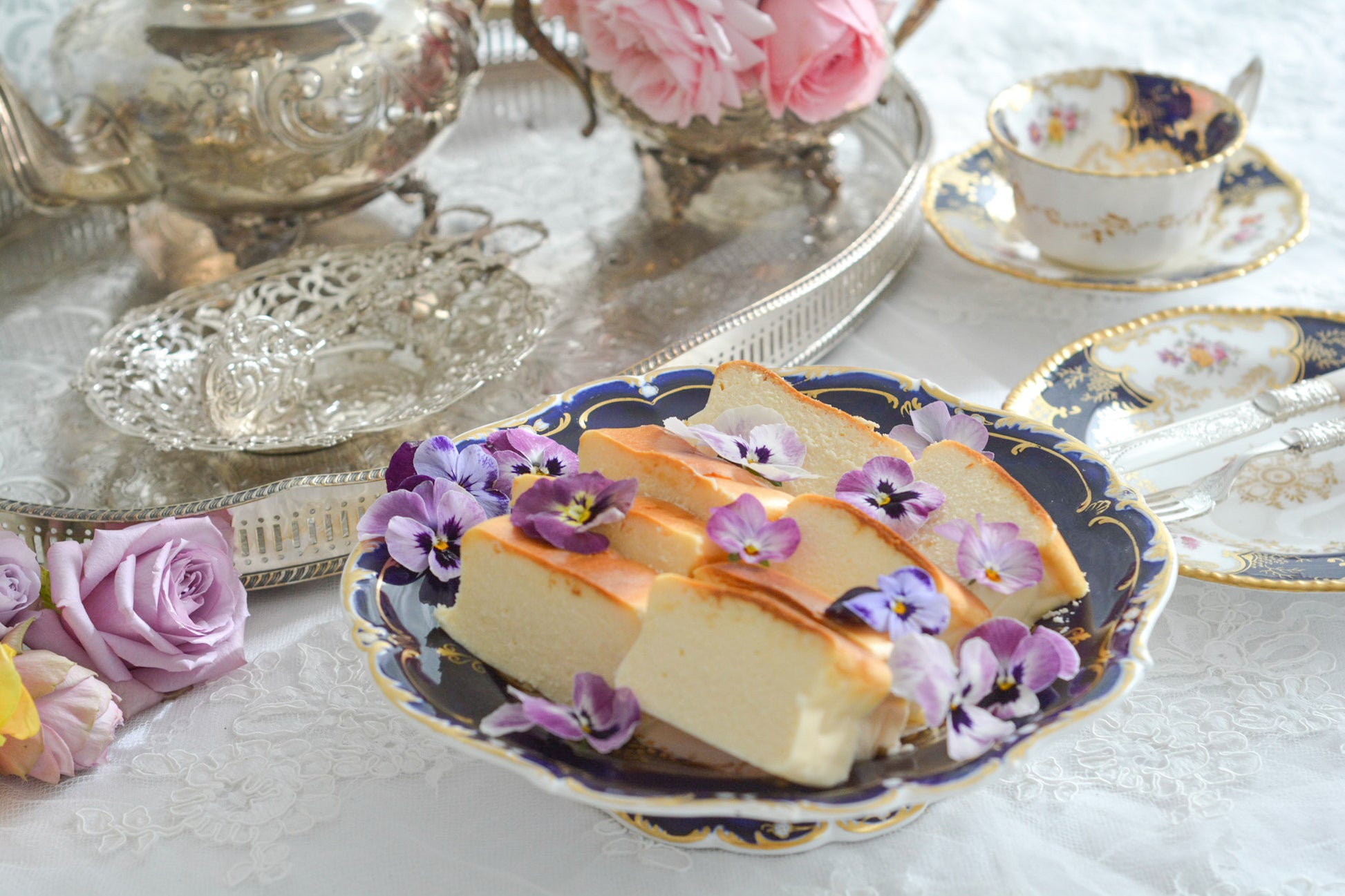 コバルトブルーカラーの美しいミントンのタッツァです。タッツァとはコンポートのような脚付きのプレートです。フルーツやお菓子を盛り付けるのにとても重宝するお品。美しいコバルトブルーカラーにハンドペイントのブーケがとても美しいです。あなたの大切なティータイムに是非お使いください