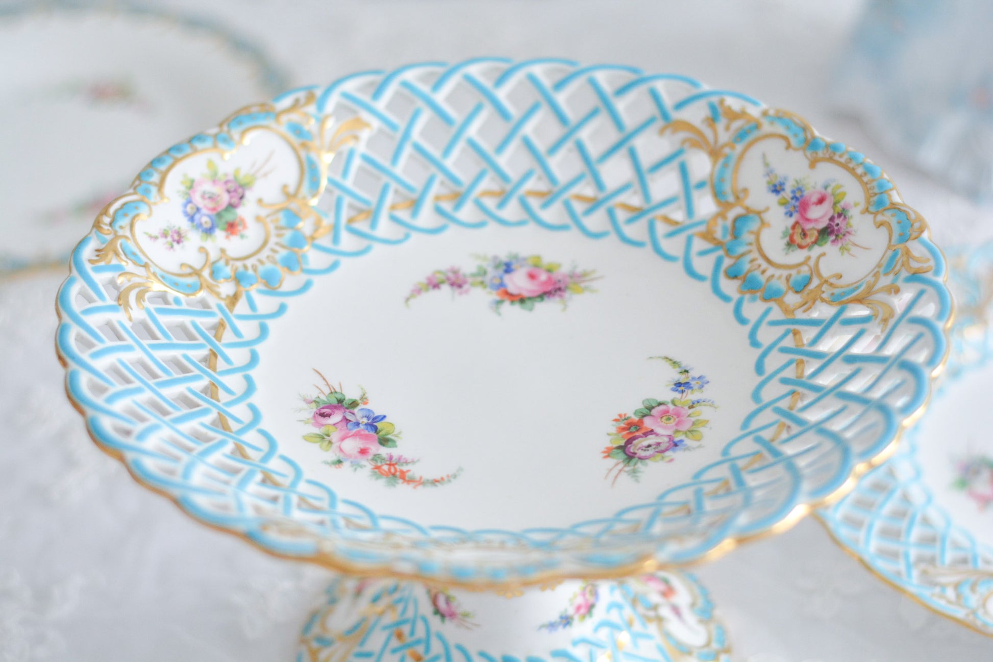 ミントンの人気の8800番。たいへん手に入りにくいお品ですが、その中でもたいへん貴重なコンポートです。ミントンブルーの格子模様に手描きの花々がキラキラと宝石のように輝きます。言葉では言い表せない美しさがこのコンポートにはあります。後世に継いでいきたい宝物です。