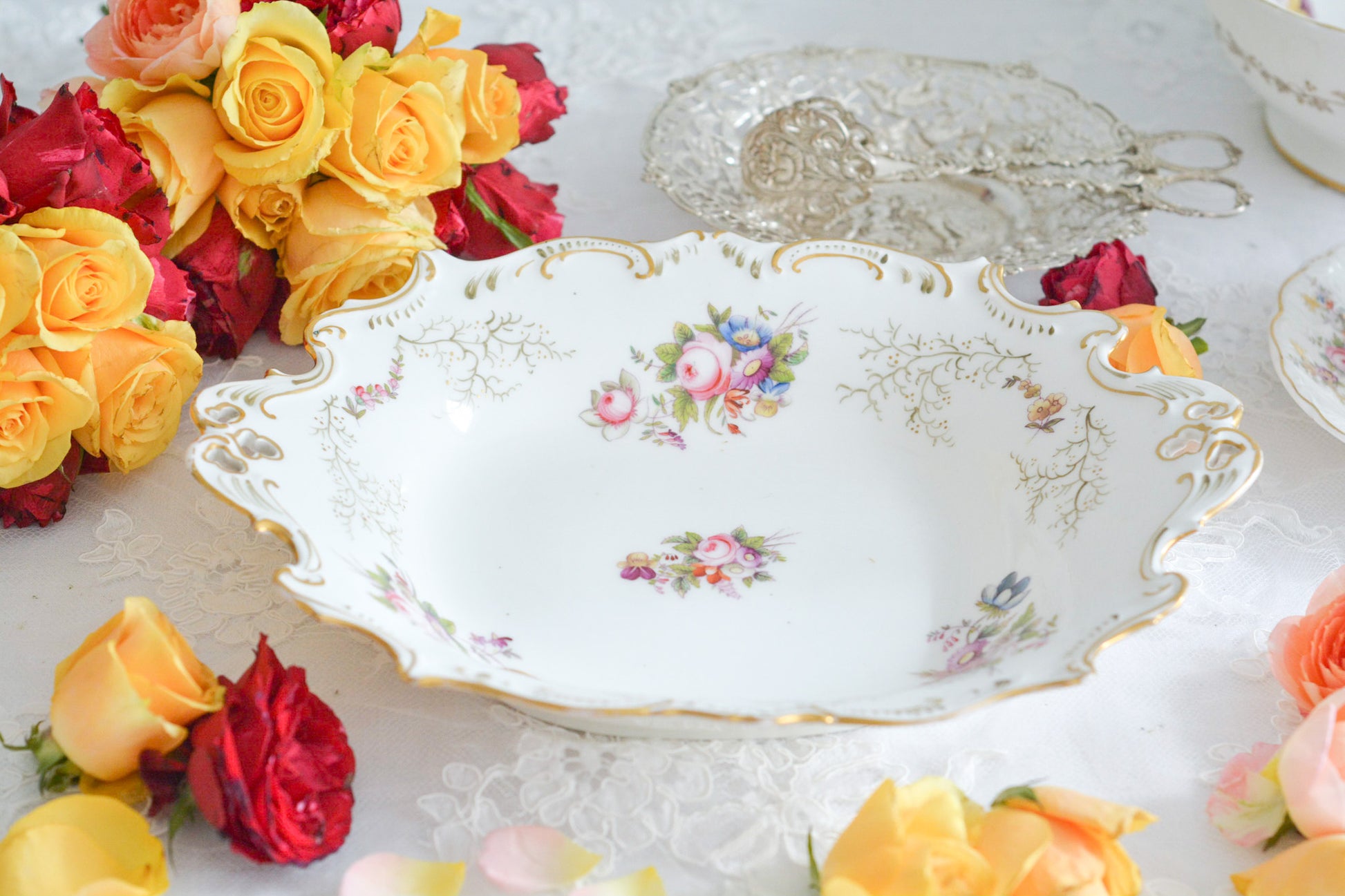 コールポートの花々と宿木?の描かれたサービングプレートです。私は宿木シリーズと呼んでおります。ハンドペイントで生き生きと描かれたお花と、繊細で丁寧に描かれた金彩の宿木がコールポートらしく上品です。華やかでクリスマスにもぴったりな雰囲気ですね。