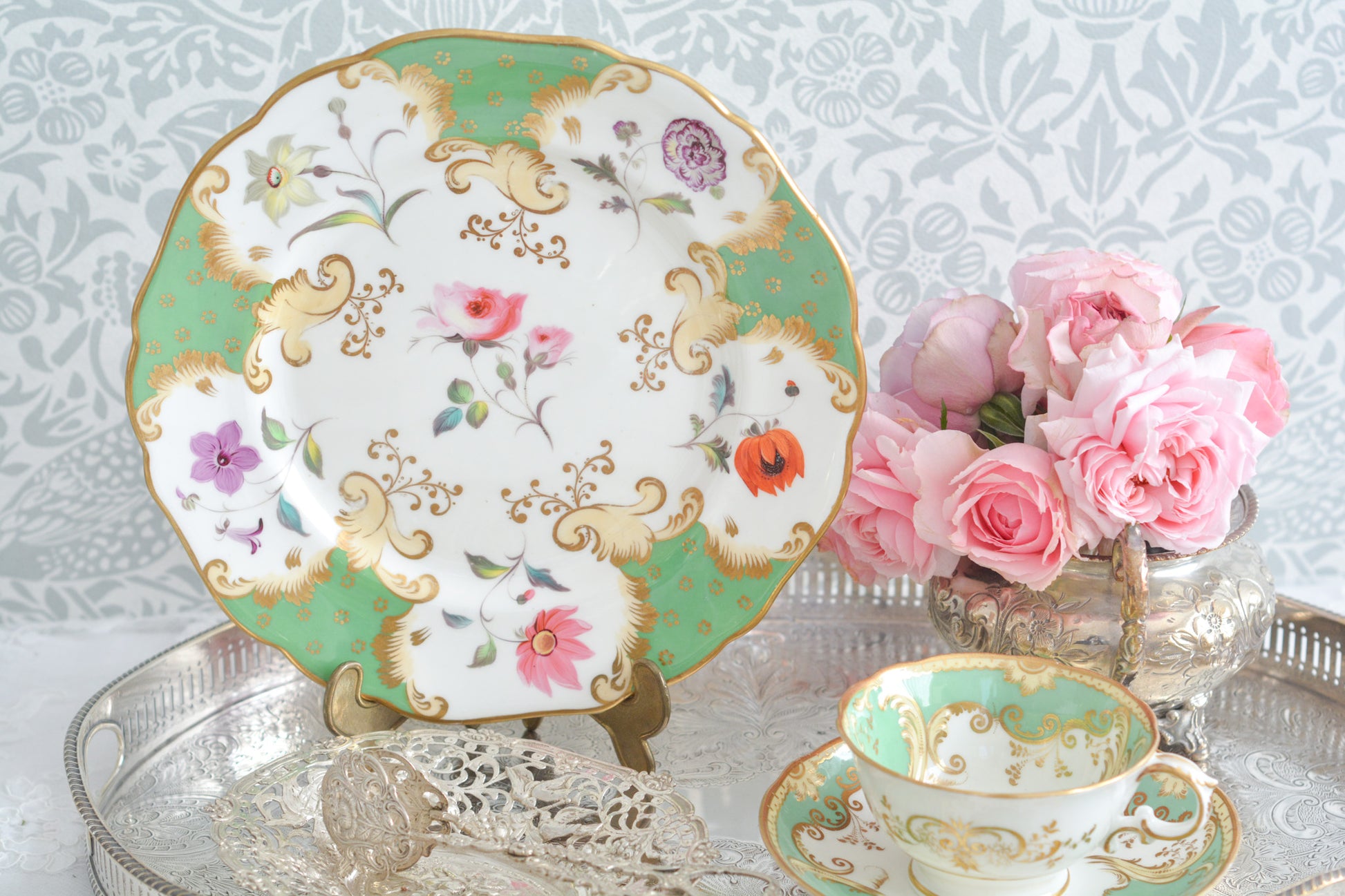 J.Green&Sonsという小売店のプレートです。J.Green&Sonsは1934年から1842年に聖ポール大聖堂近くに店を構えていました。大きなお店だったようです。メーカーのバックスタンプはありません。小売店の希望でメーカーのバックスタンプを入れなかったと推察しています。ハンドペイントで丁寧に描かれた1輪の花々。とても大変生き生きと描かれていて、見ていて飽きません。