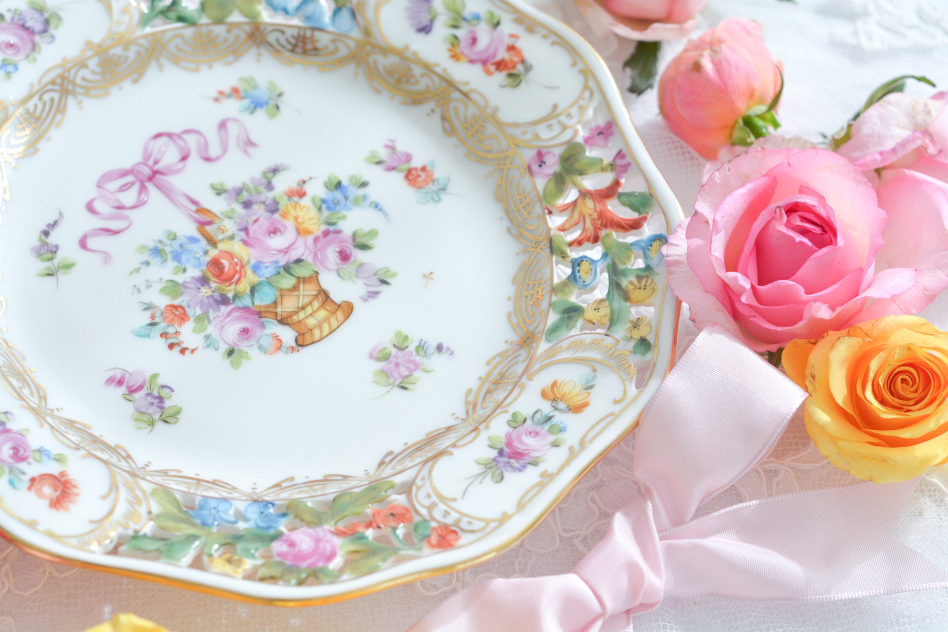 ブルーのリボンにお花いっぱいのバスケットが丁寧に描かれて、透かし模様の花々も大変美しいプレート。カール・ティーメのハンドペイント技術の素晴らしさが良くわかります。華やかで可憐なプレートでティータイムをお楽しみいただけましたらとても嬉しく思います。キャビネットに飾っておいてもお部屋が華やぎます。