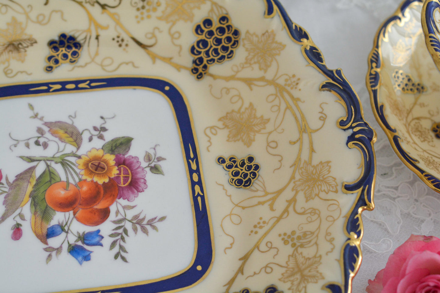 コールポートの1900年代の作品のリバイバルシリーズのオールドコールポートシリーズ。色々なお品がリバイバルされています。こちらはアデレードシェイプのリバイバル。ロココリバイバルスタイルの優雅なデザインが美しいです。葡萄やフルーツ、お花の模様が大変豪華で美しいお品です。