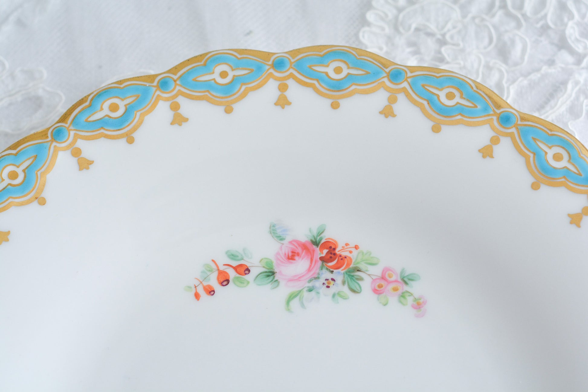 ミントンブルーが際立つ花々が美しいプレート。ハンドペイントで丁寧に描かれた花々が大変美しいです。縁に描かれたミントンブルーの模様がどんなものを盛り付けても引き立ててくれるデザインです