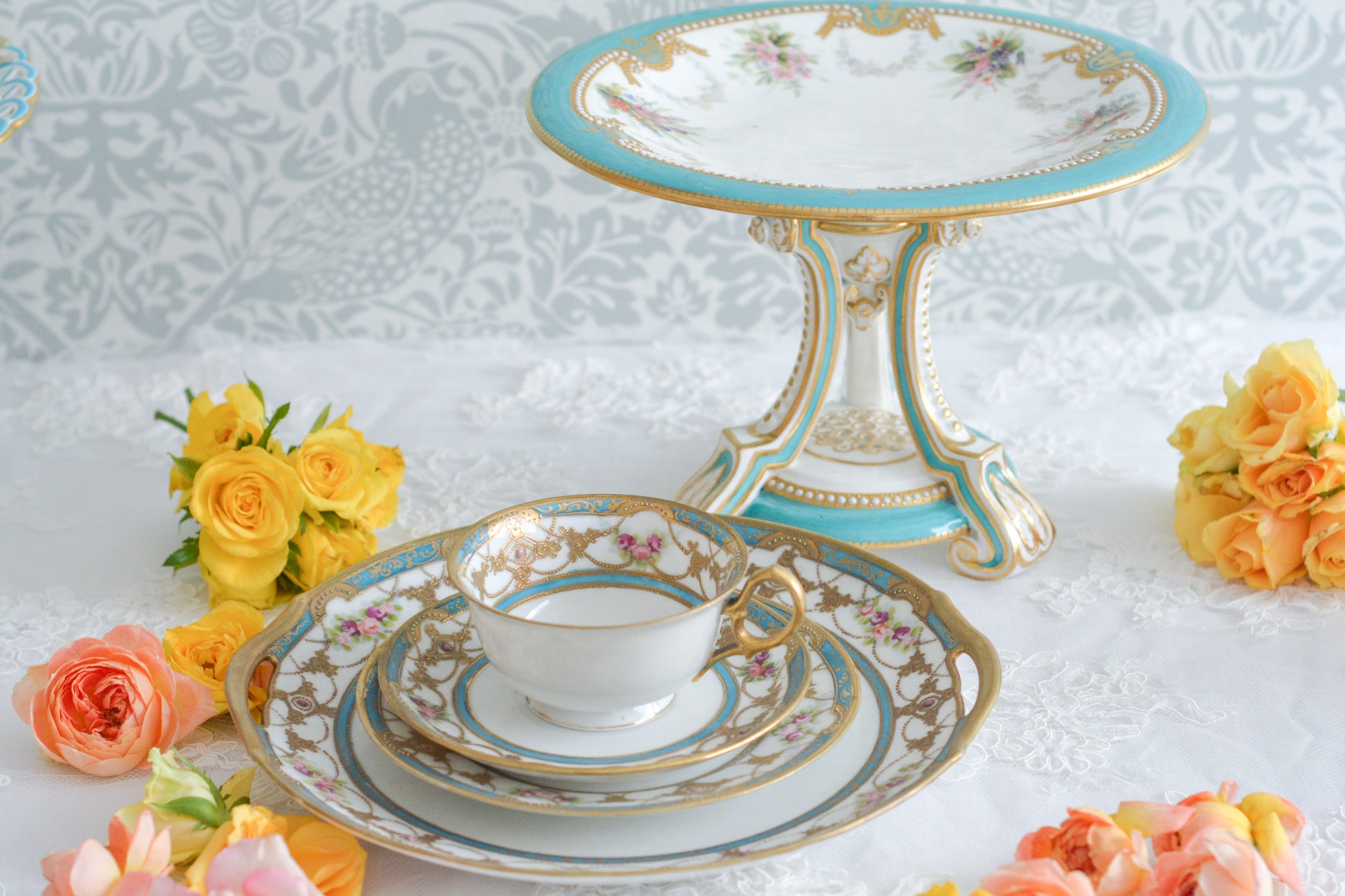 英国アンティーク、ミントンのターコイズブルーにエナメルのジュールが美しいコンポート。脚の部分の作りがミントンらしい繊細で優美な作品です。ハンドペイントで描かれた花々も生き生きとして特別なコンポートです。