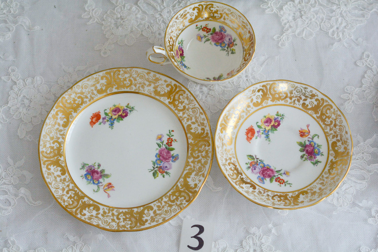 ハマースレイの豪華なティートリオとB&Bプレート。金彩の華やかな模様にブーケ柄のプリントが映えます。ハマースレイらしい優美なシェイプで、ティータイムに花を添えてくれるデザインです。それぞれ状態が異なりますので、プルダウンよりお選びください。ティートリオの④〜⑥はカップにヒビがあり、水漏れするため観賞用としてお勧めします。プレートはそれぞれお使いいただけます。