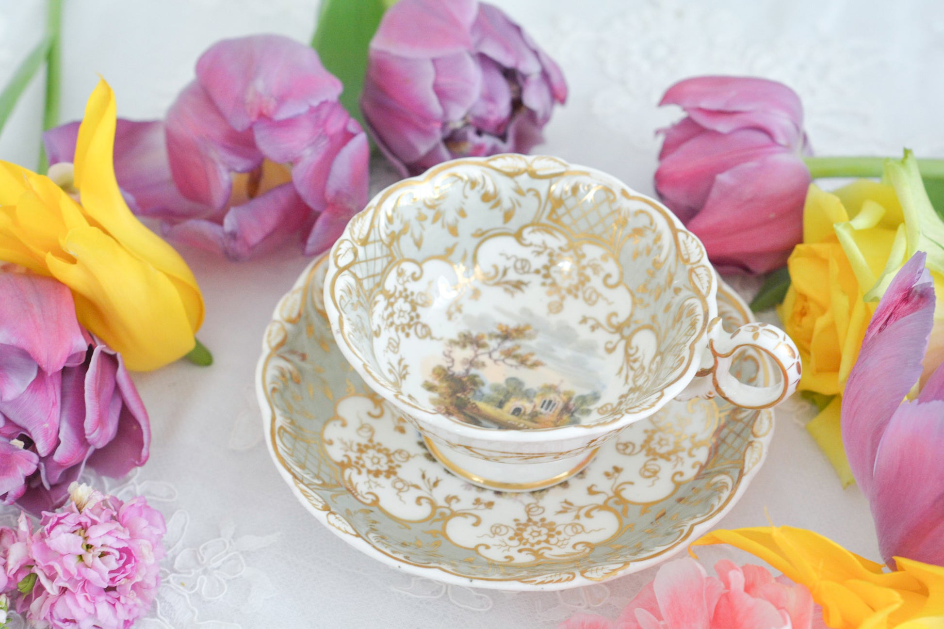 コールポートの中でも一番人気があるアデレードシェイプ。こちらはイギリスの美しい風景が描かれたお品です。のどかな風景がカップ、ソーサーそれぞれに描かれていてなんだかとても温かな気持ちになります。風景画を見ながら紅茶を楽しめる素敵なカップです。