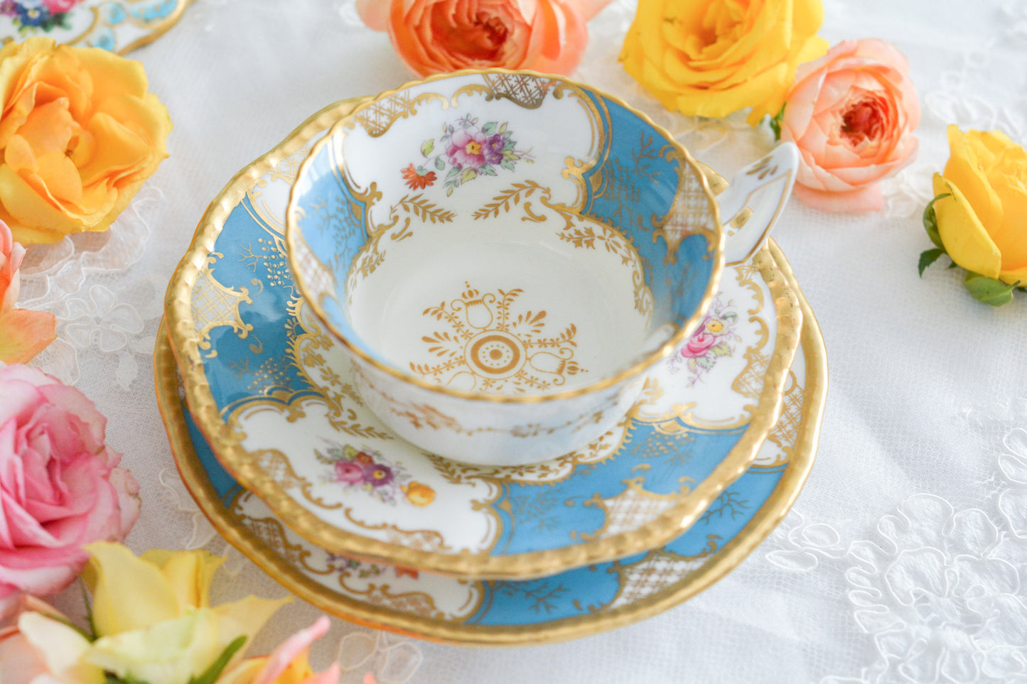 英国アンティーク、コールポートの代表作馬ットウィングシリーズの幻のカラーと言われるターコイズブルーのティートリオ。キラキラと宝石のように輝く美しいカップです。