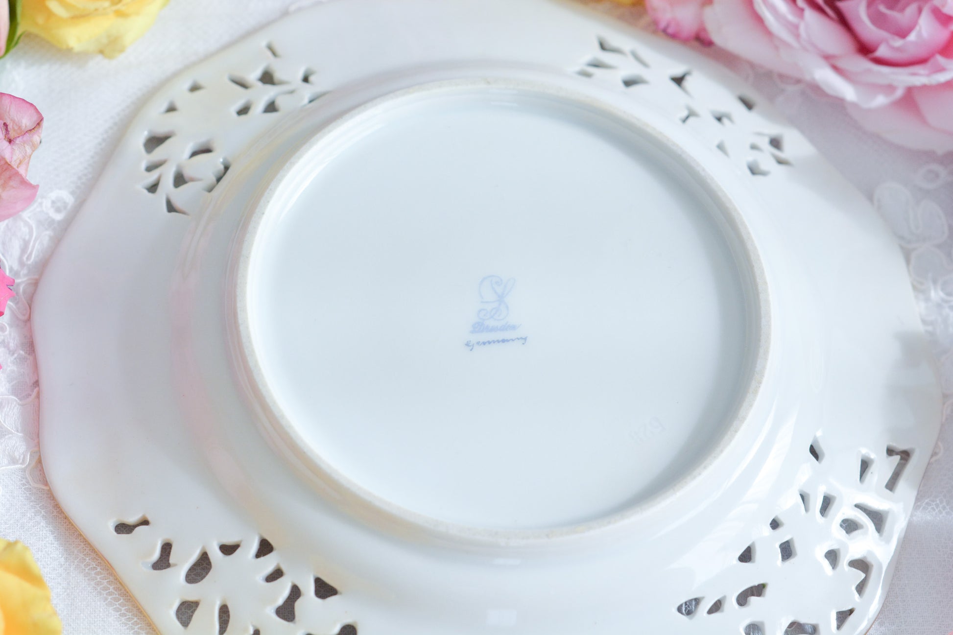 ブルーのリボンにお花いっぱいのバスケットが丁寧に描かれて、透かし模様の花々も大変美しいプレート。カール・ティーメのハンドペイント技術の素晴らしさが良くわかります。華やかで可憐なプレートでティータイムをお楽しみいただけましたらとても嬉しく思います。キャビネットに飾っておいてもお部屋が華やぎます。