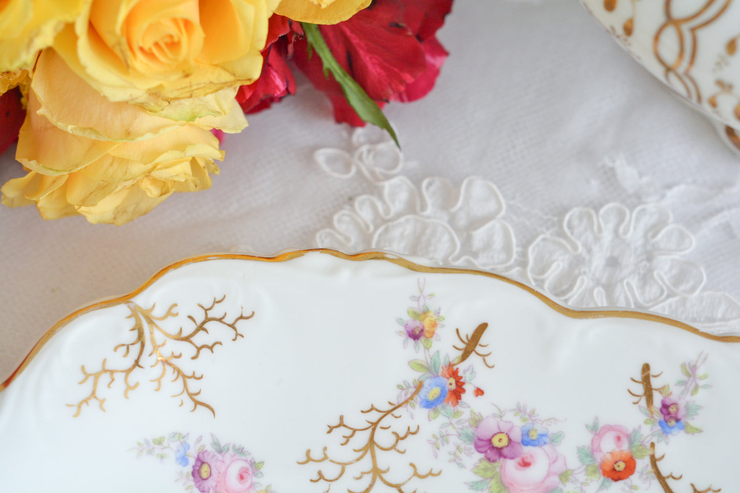 コールポートの花々と宿木?の描かれたプレートです。私は宿木シリーズと呼んでおります。こちらは見が描かれていないので、他の木や珊瑚のようにも見えます。金彩部分もハンドペイントで描かれていて、コールポートらしい上品なお品となっております。華やかでクリスマスにもぴったりな雰囲気です。